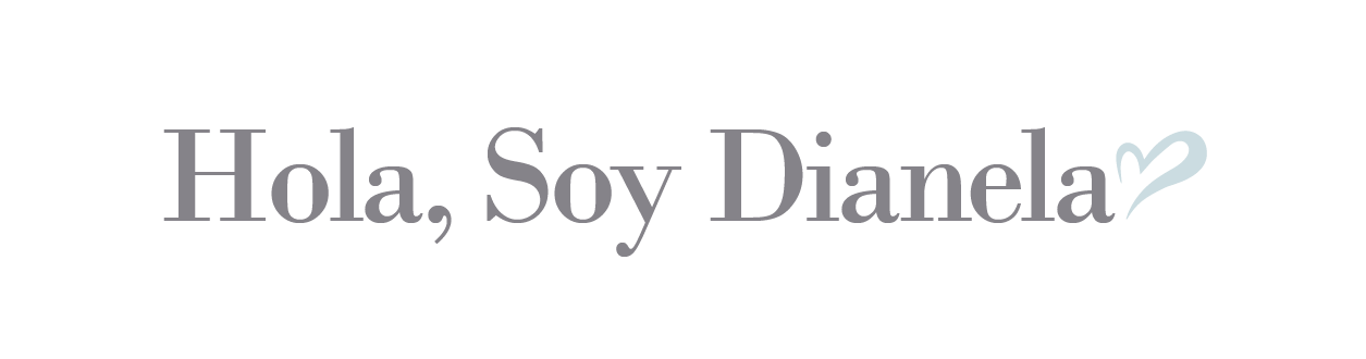 Gray cursive text reading Hola, Soy Dianela with a small heart doodle on a white background.
