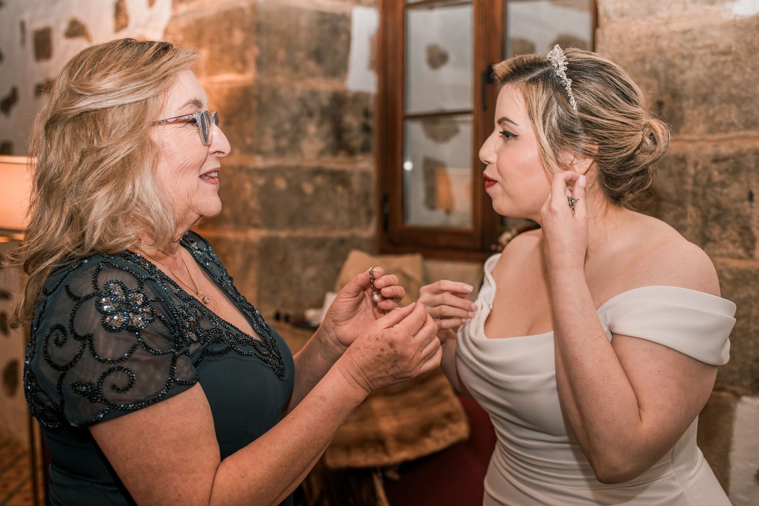 Emotional moment between bride and mother while getting ready at Pousada Castelo de Óbidos.
