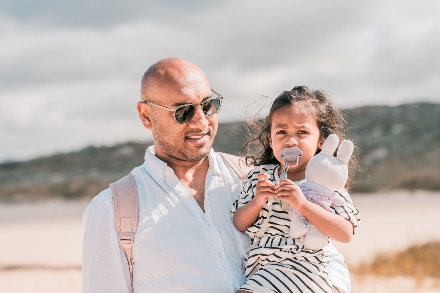 Natural and joyful family moments captured on a Portuguese beach.