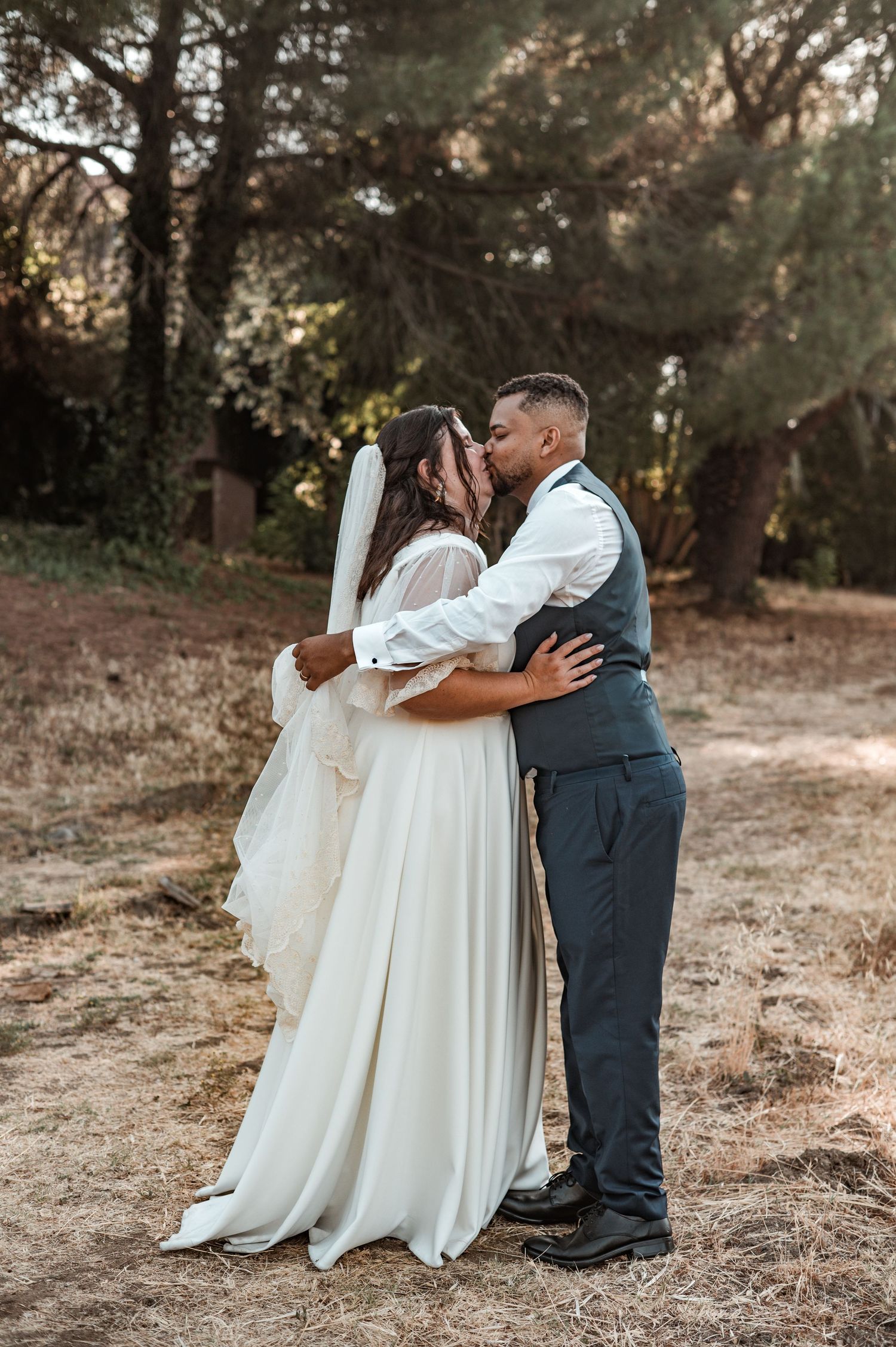 Newlyweds embracing in Évora during a relaxed and emotional sunset session.