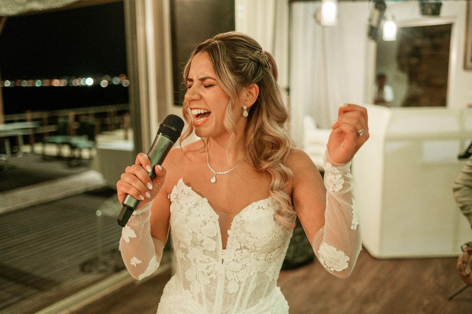 Natural wedding photography by the ocean in Parede, Portugal.
