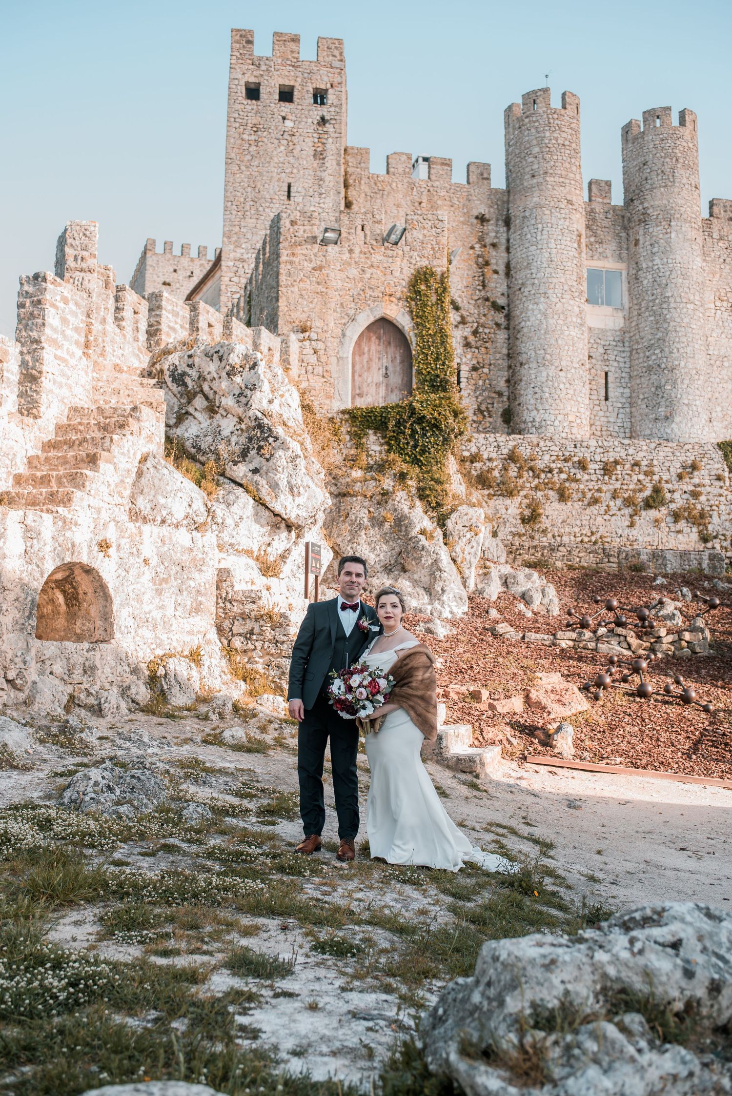 Natural and emotional wedding photography in Óbidos with soft light and historic architecture.