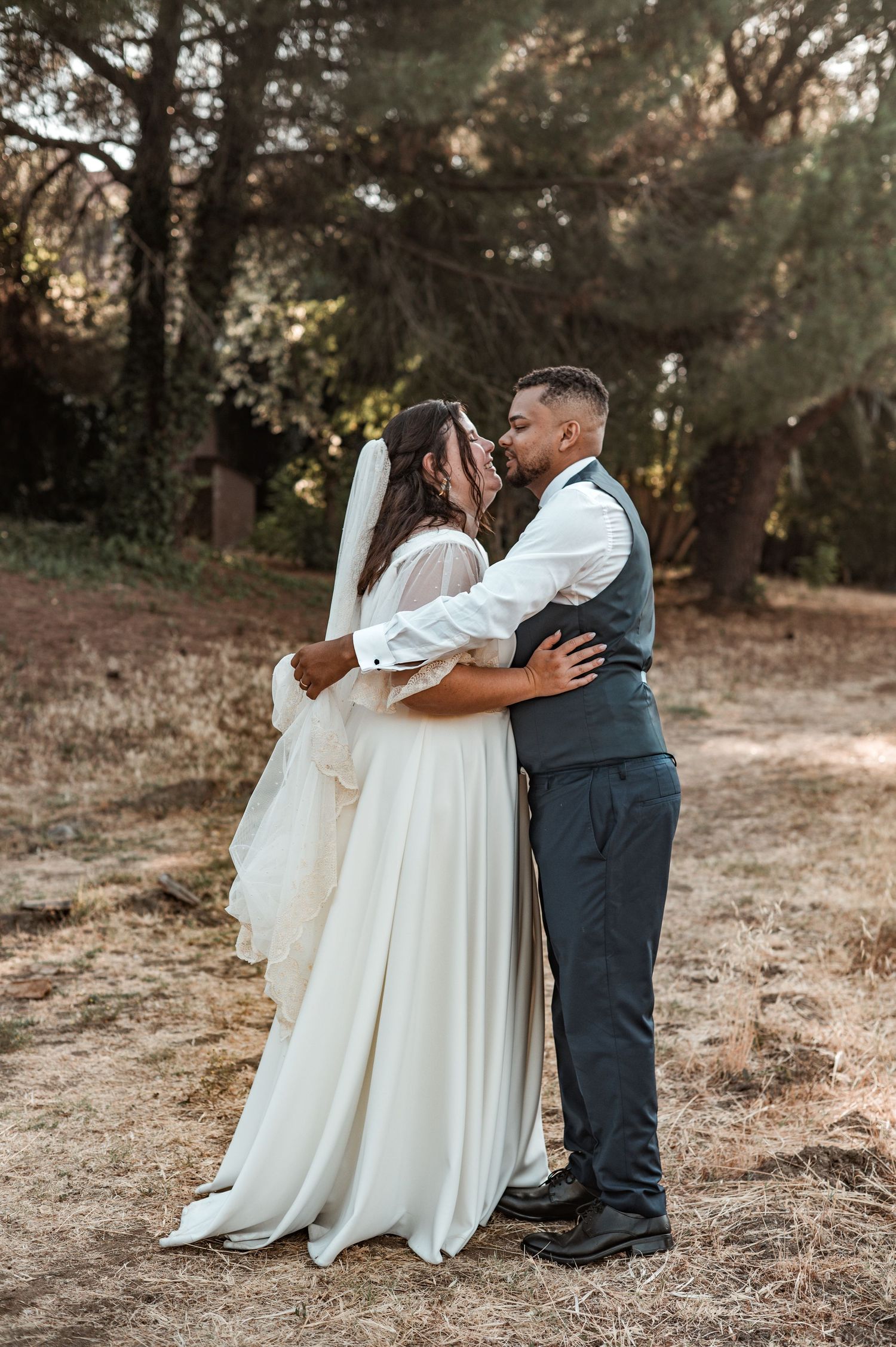 Newlyweds embracing in Évora during a relaxed and emotional sunset session.