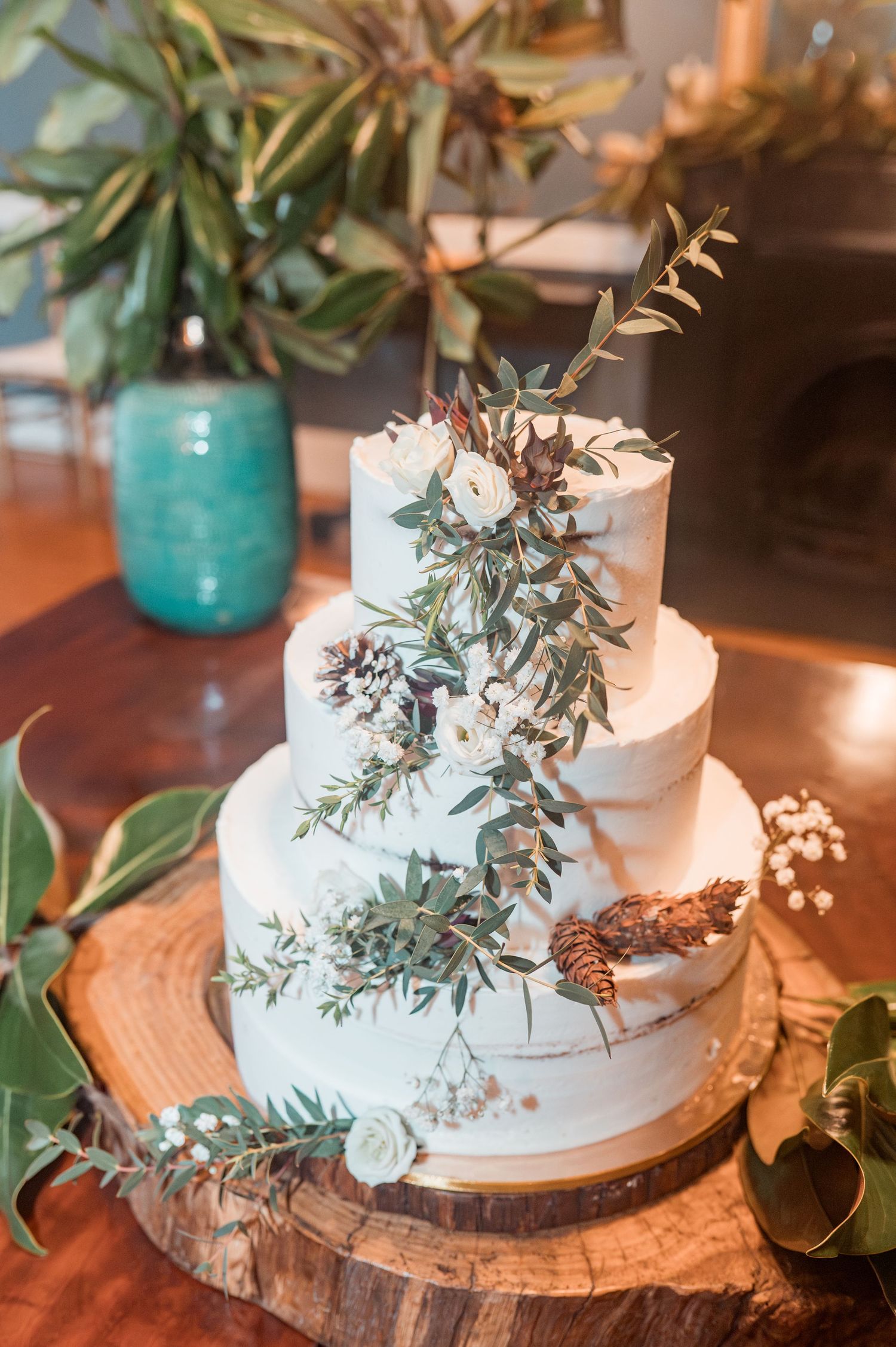 Emotional winter wedding celebration in Porto with cozy and festive atmosphere.