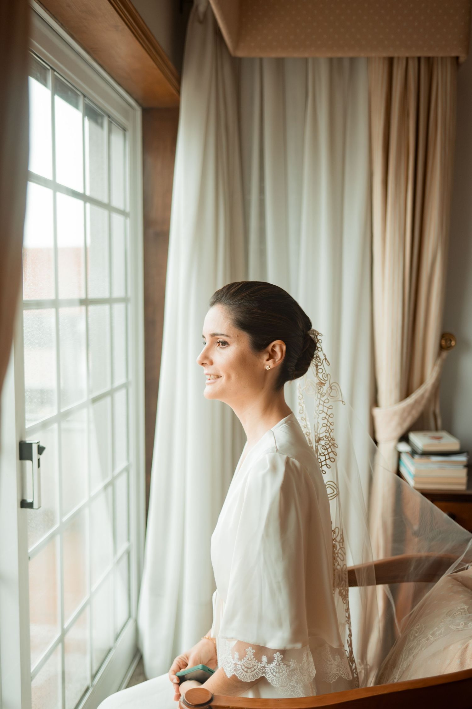 Wedding photography in Porto during December with seasonal decorations.