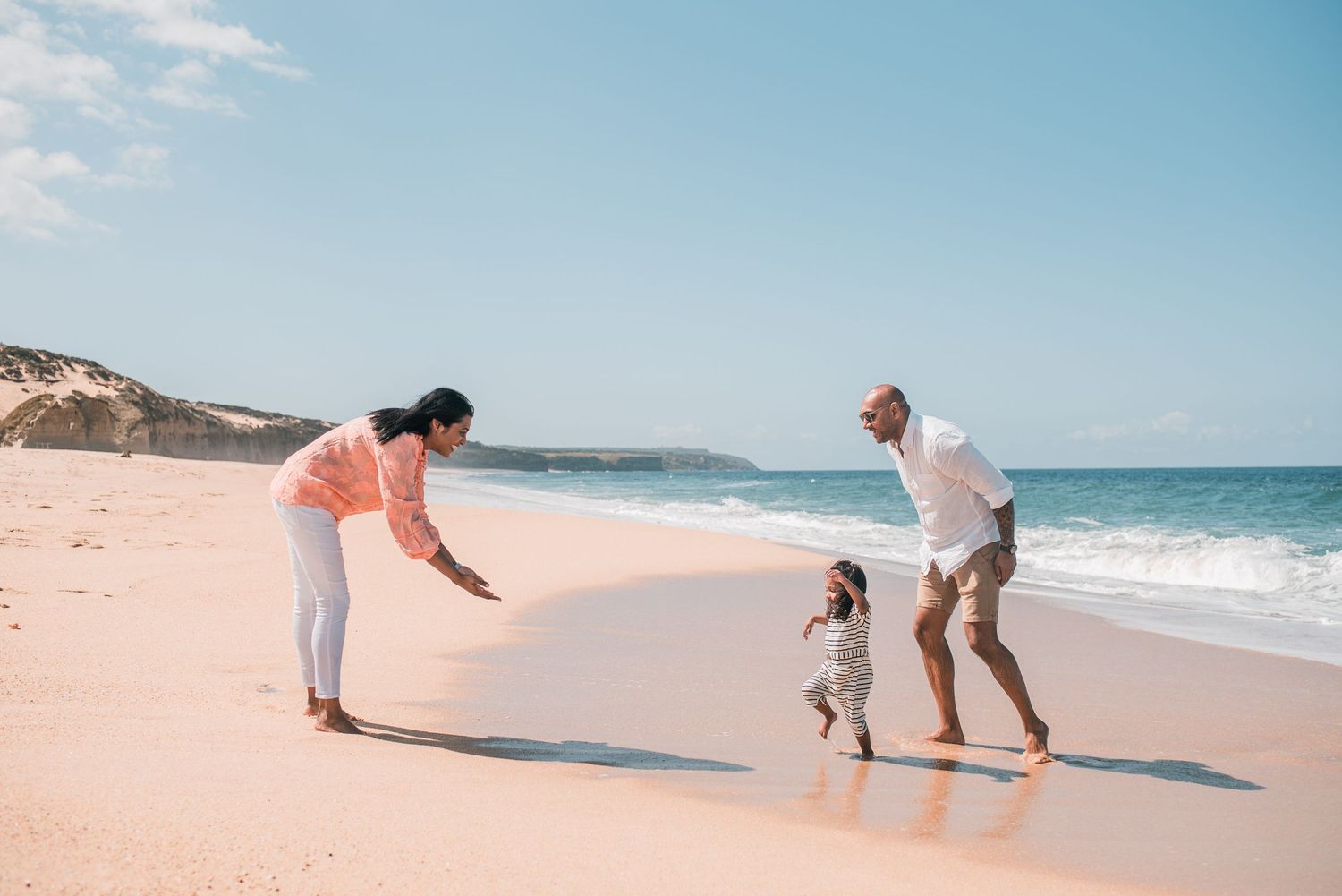 Natural and joyful family moments captured on a Portuguese beach.