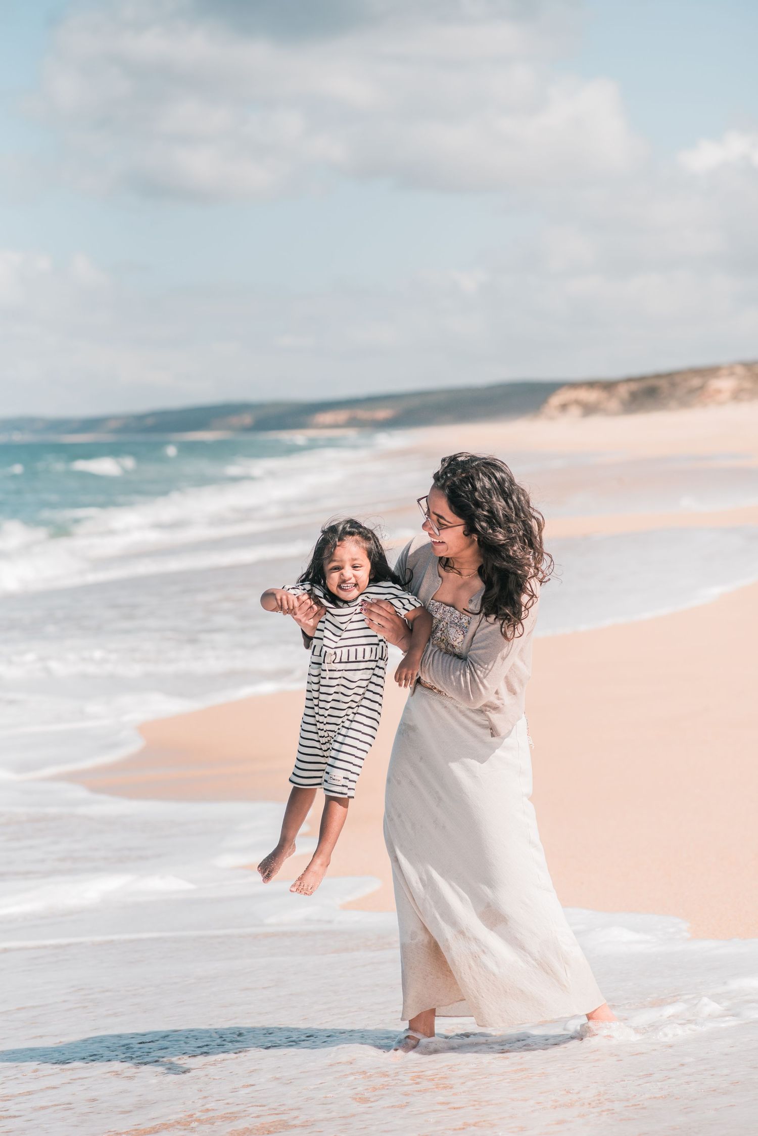 Natural and joyful family moments captured on a Portuguese beach.