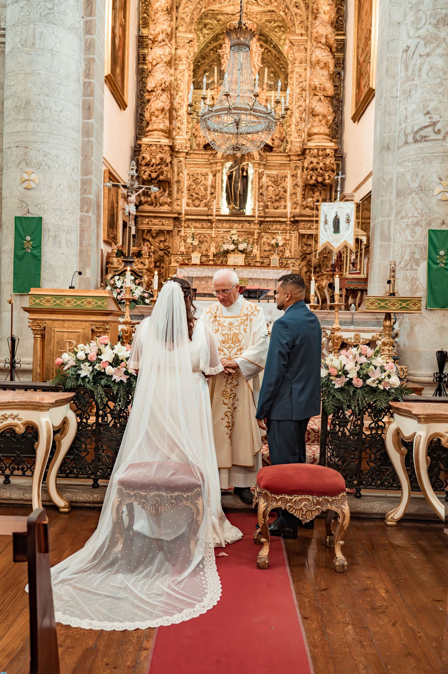 Destination wedding photography in Alentejo with authentic and intimate moments.