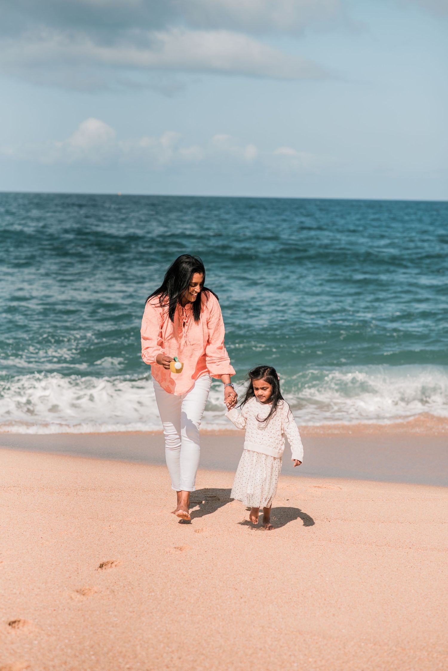 Natural and joyful family moments captured on a Portuguese beach.