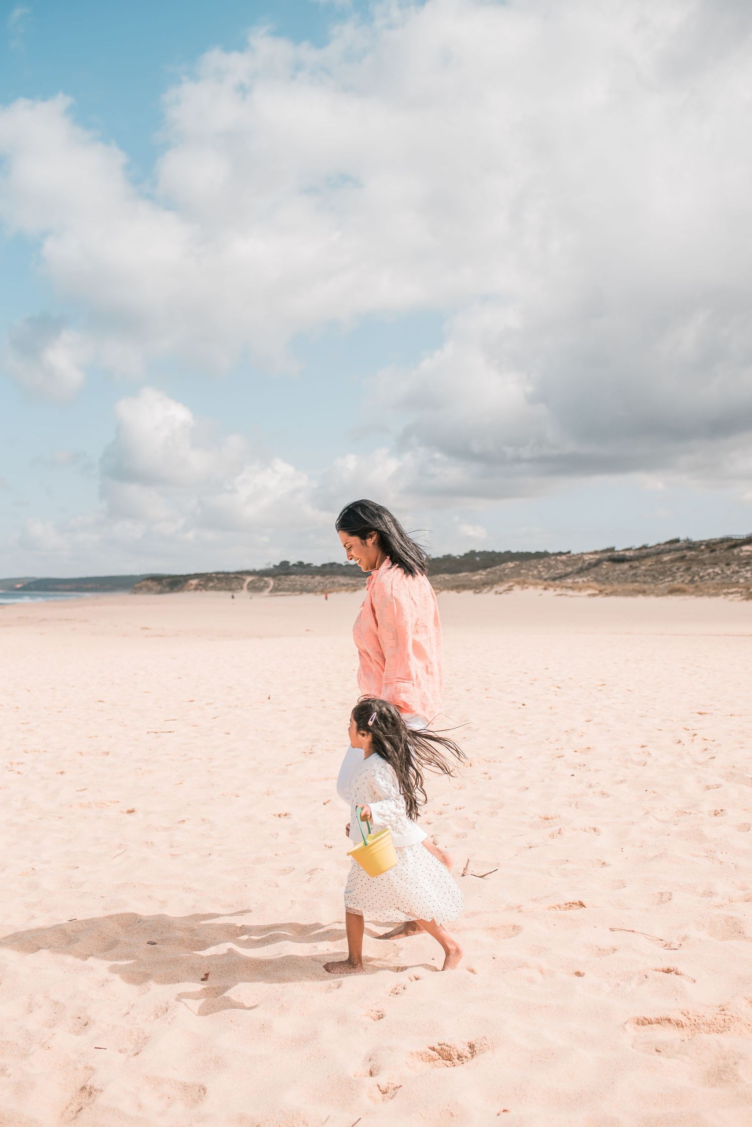 Natural and joyful family moments captured on a Portuguese beach.