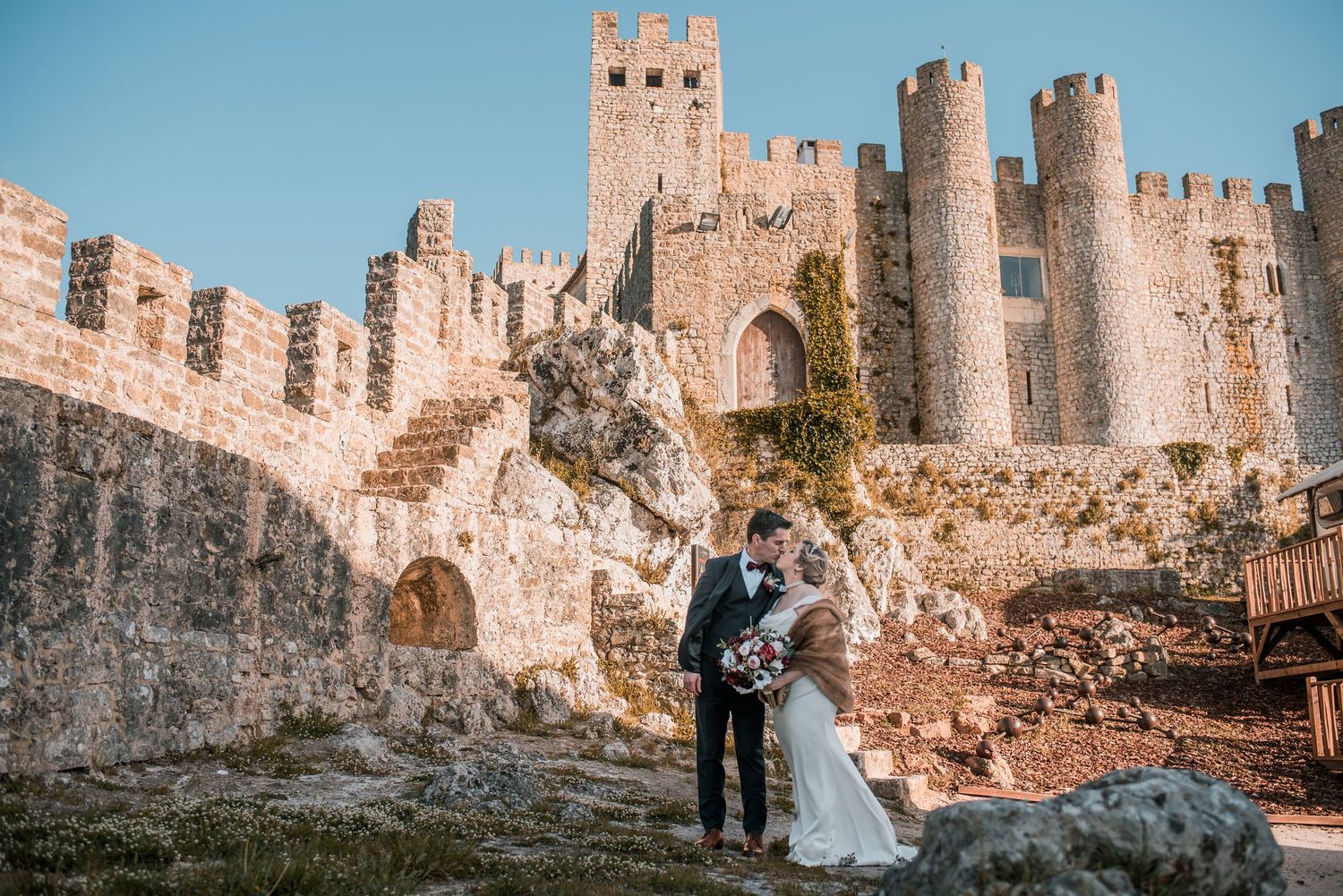 Natural and emotional wedding photography in Óbidos with soft light and historic architecture.