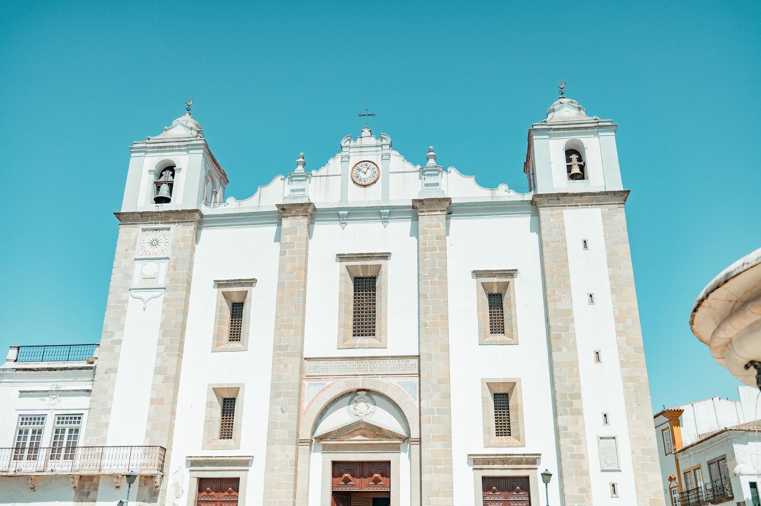 Destination wedding photography in Alentejo with authentic and intimate moments.