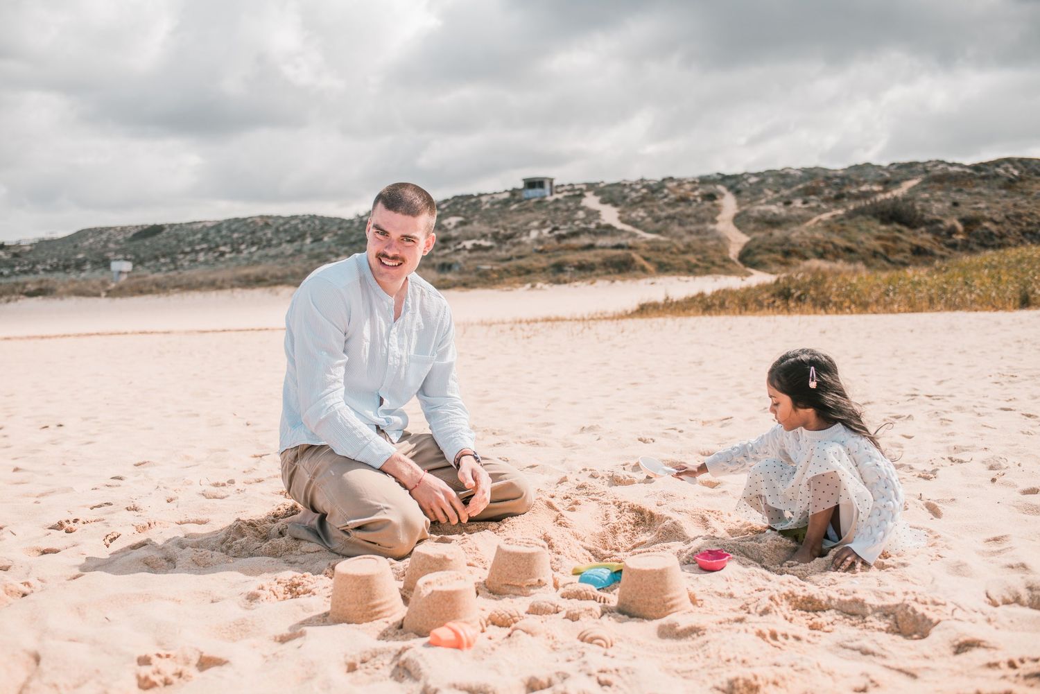 Natural and joyful family moments captured on a Portuguese beach.