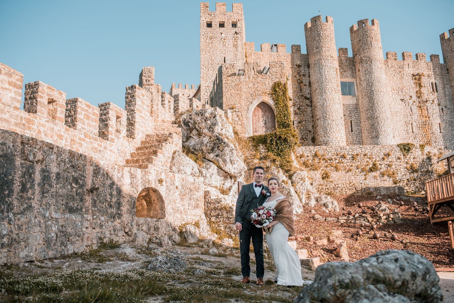 Natural and emotional wedding photography in Óbidos with soft light and historic architecture.