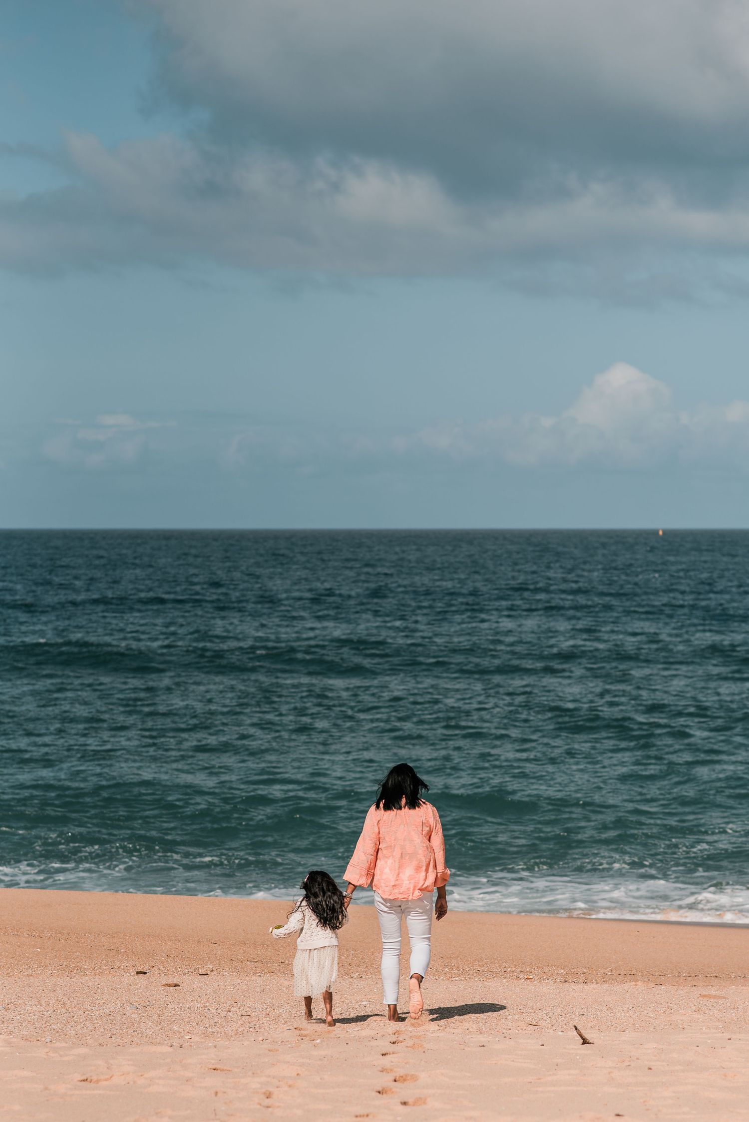 Natural and joyful family moments captured on a Portuguese beach.