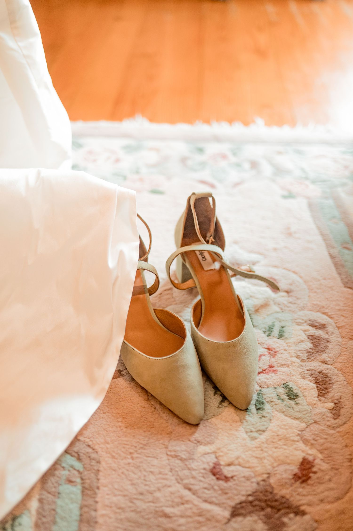 Wedding photography in Porto during December with seasonal decorations.
