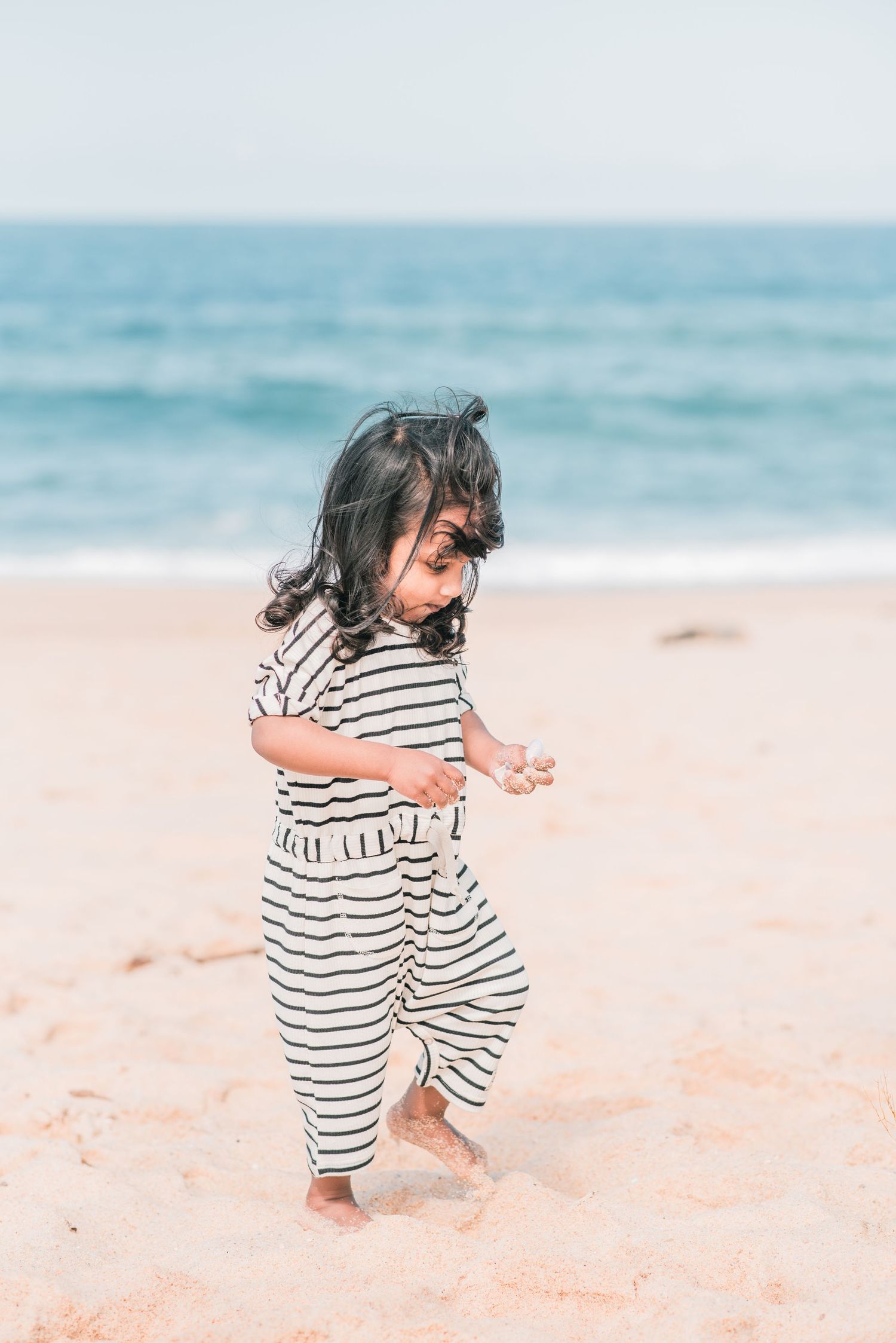 Natural and joyful family moments captured on a Portuguese beach.