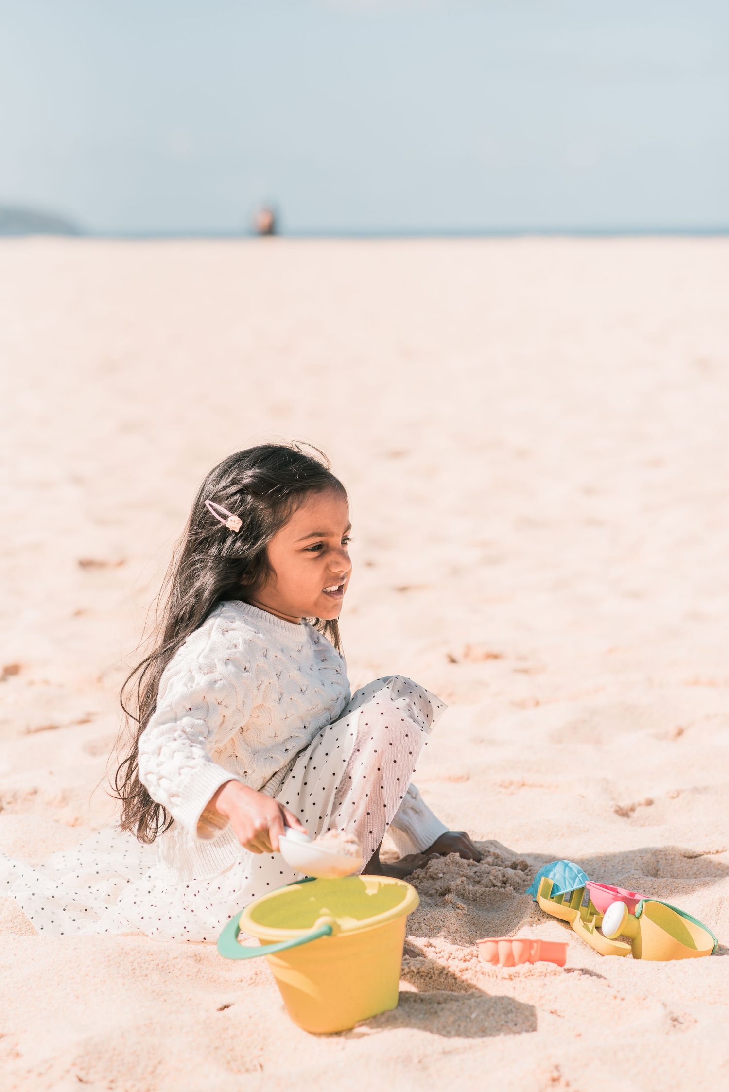 Natural and joyful family moments captured on a Portuguese beach.