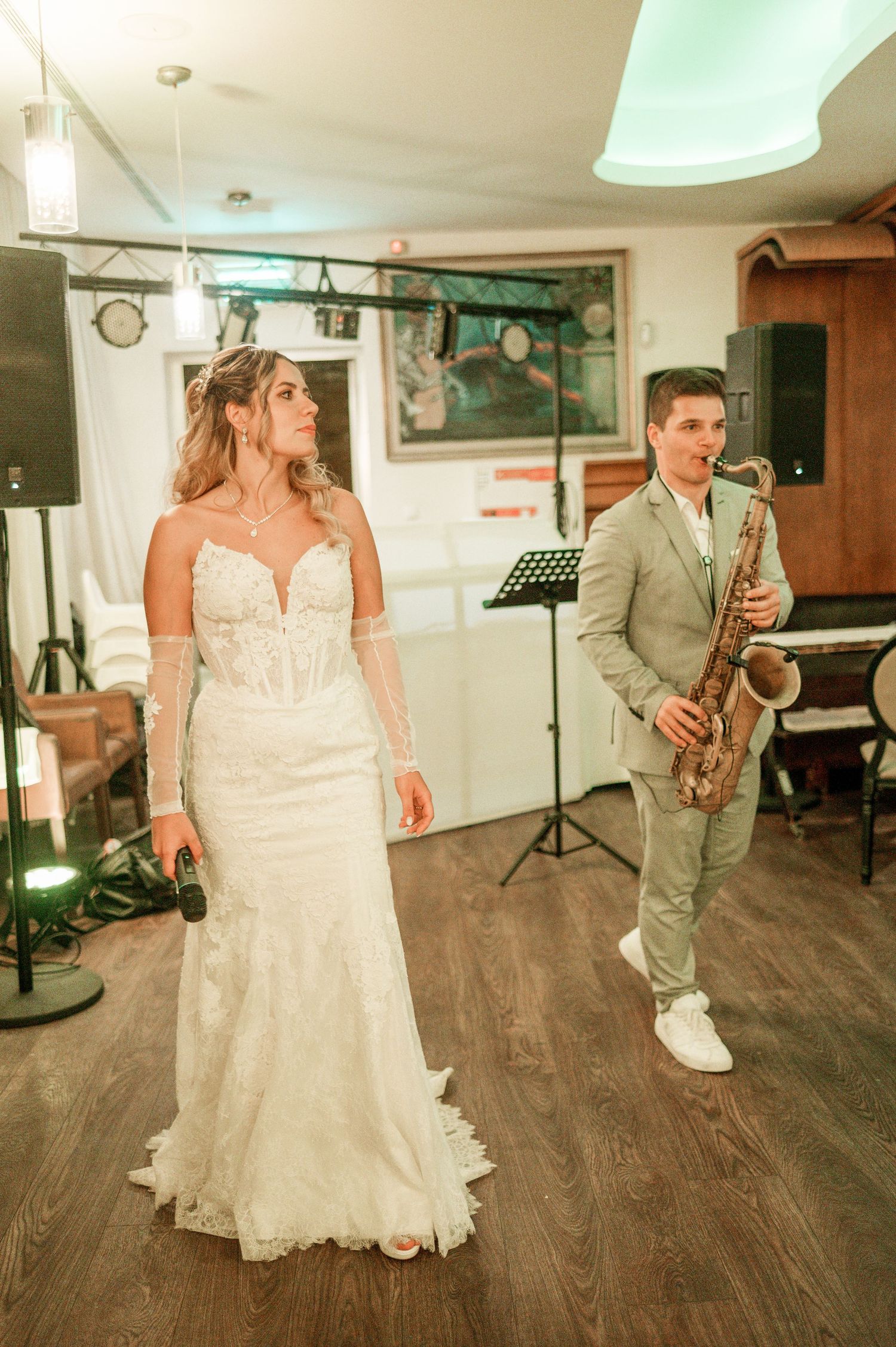 Natural wedding photography by the ocean in Parede, Portugal.