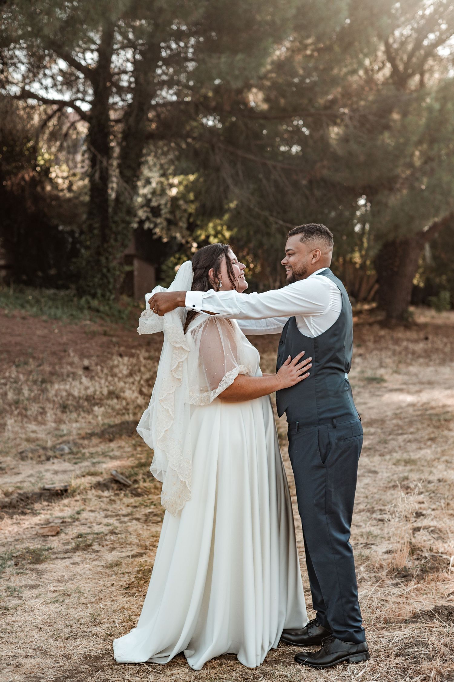 Newlyweds embracing in Évora during a relaxed and emotional sunset session.
