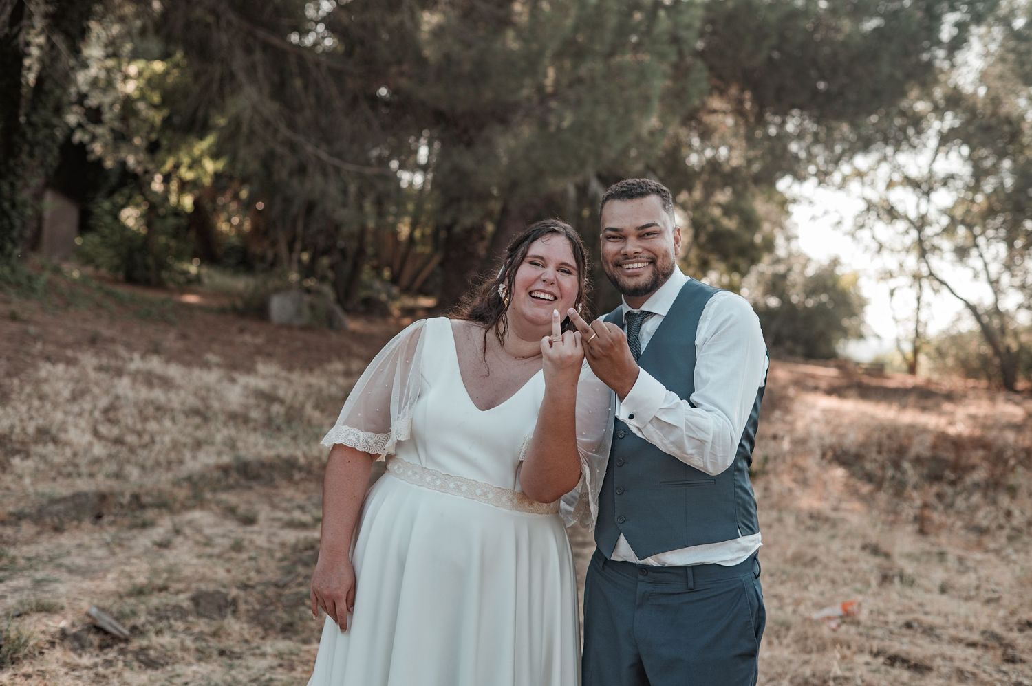 Emotional wedding portraits captured at the end of the day in Alentejo.