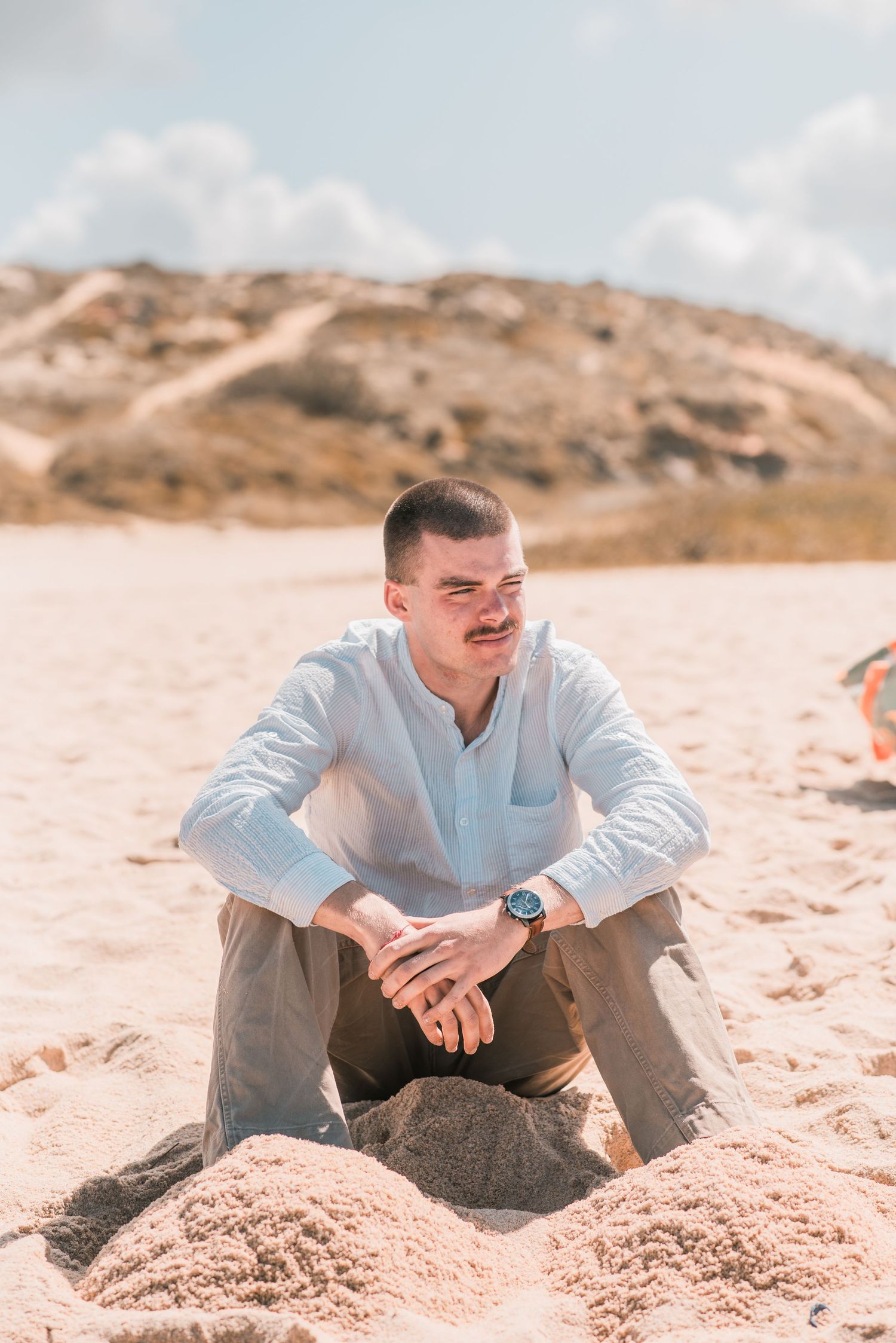 Natural and joyful family moments captured on a Portuguese beach.