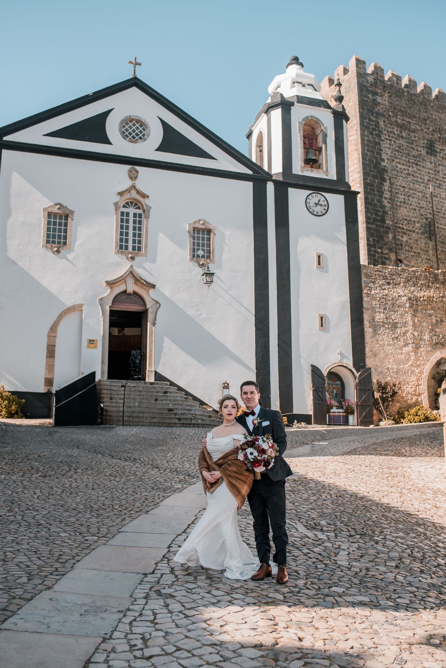 Natural and emotional wedding photography in Óbidos with soft light and historic architecture.