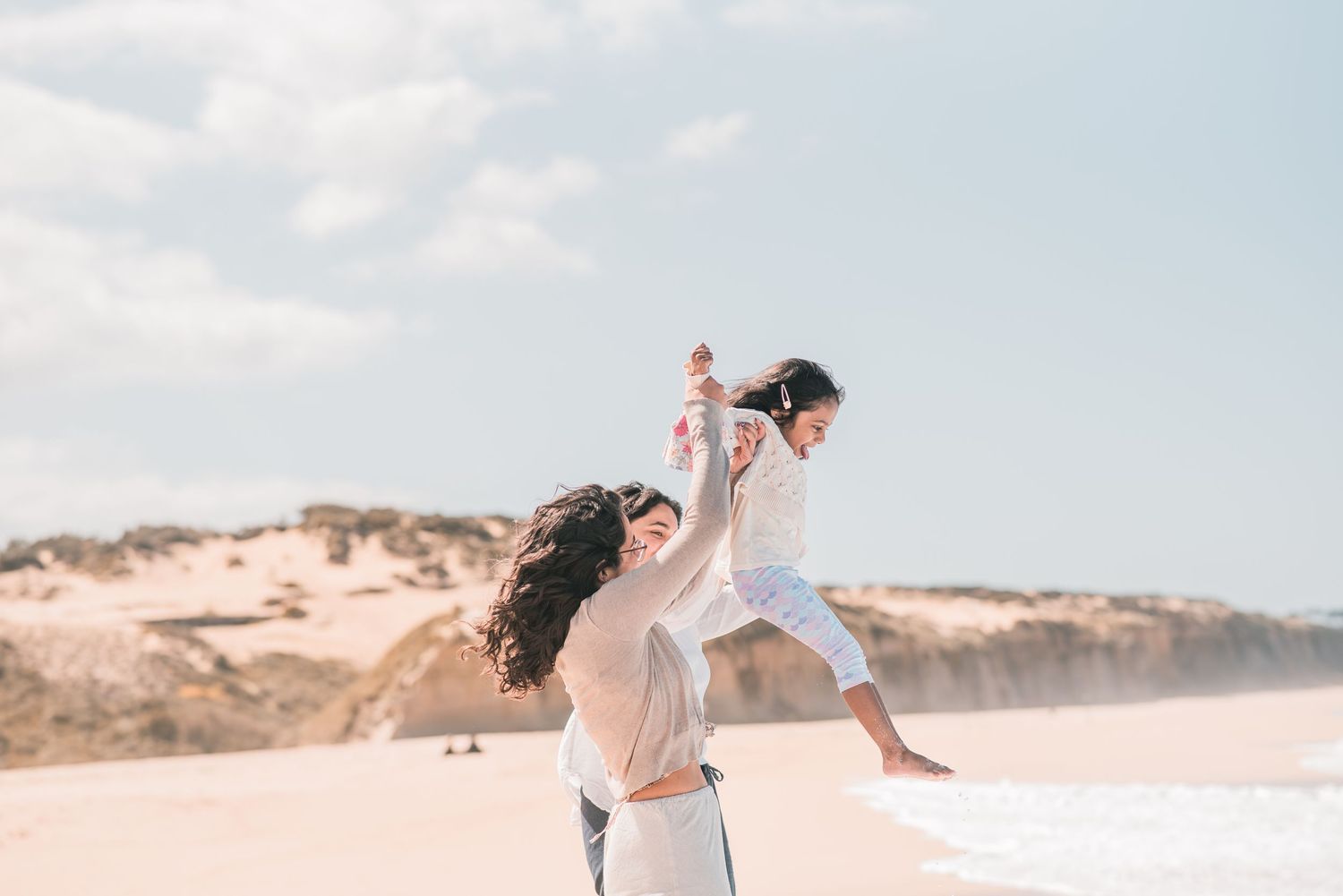 Natural and joyful family moments captured on a Portuguese beach.