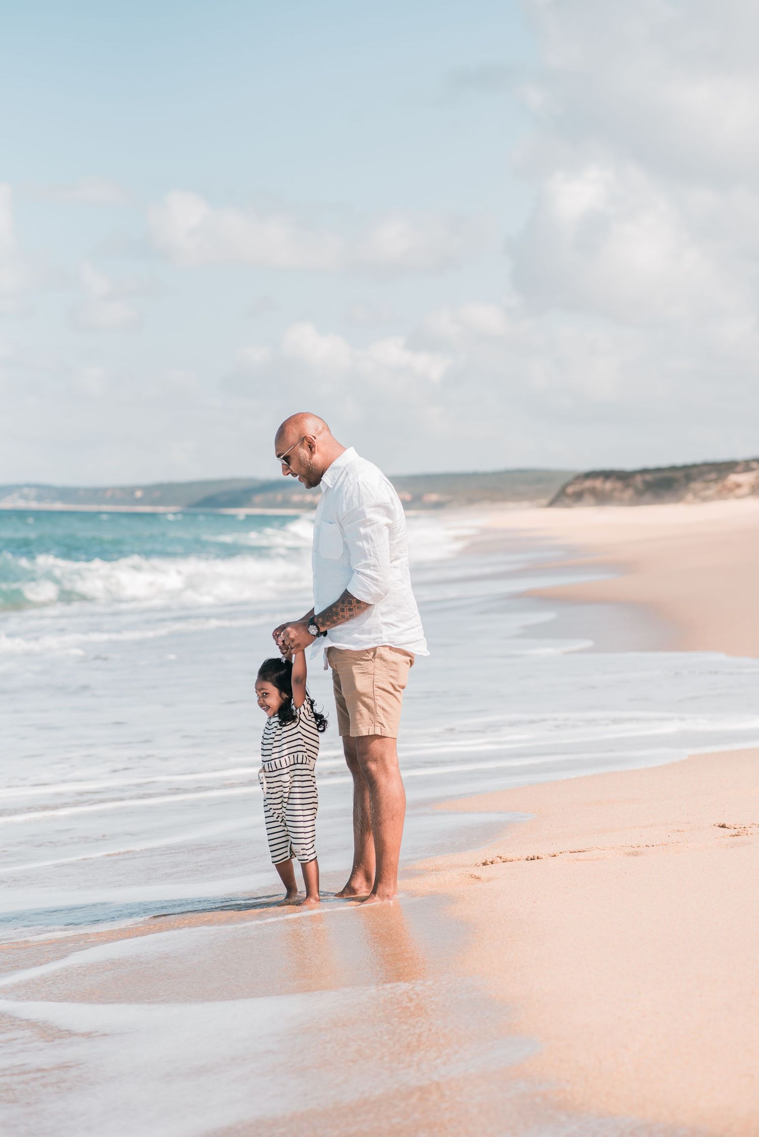 Natural and joyful family moments captured on a Portuguese beach.