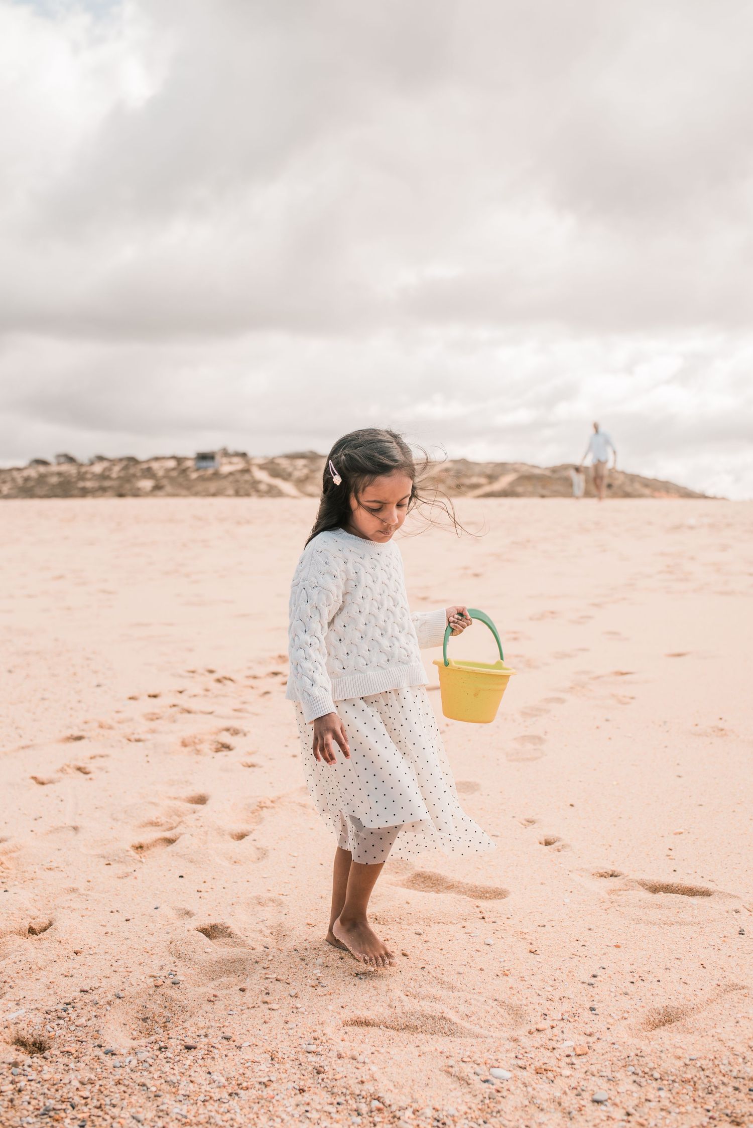 Natural and joyful family moments captured on a Portuguese beach.
