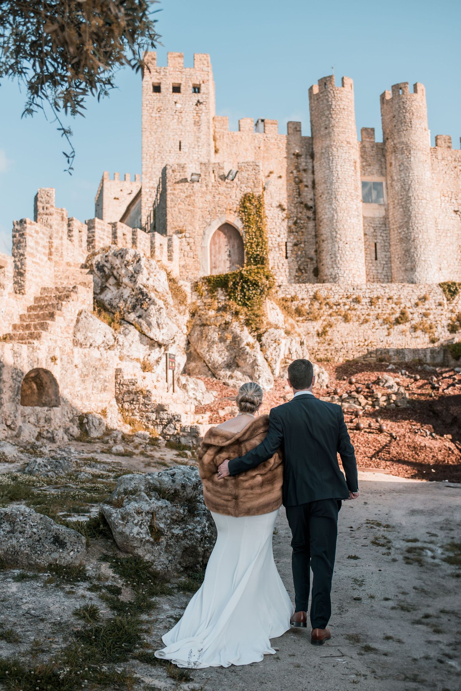 Natural and emotional wedding photography in Óbidos with soft light and historic architecture.