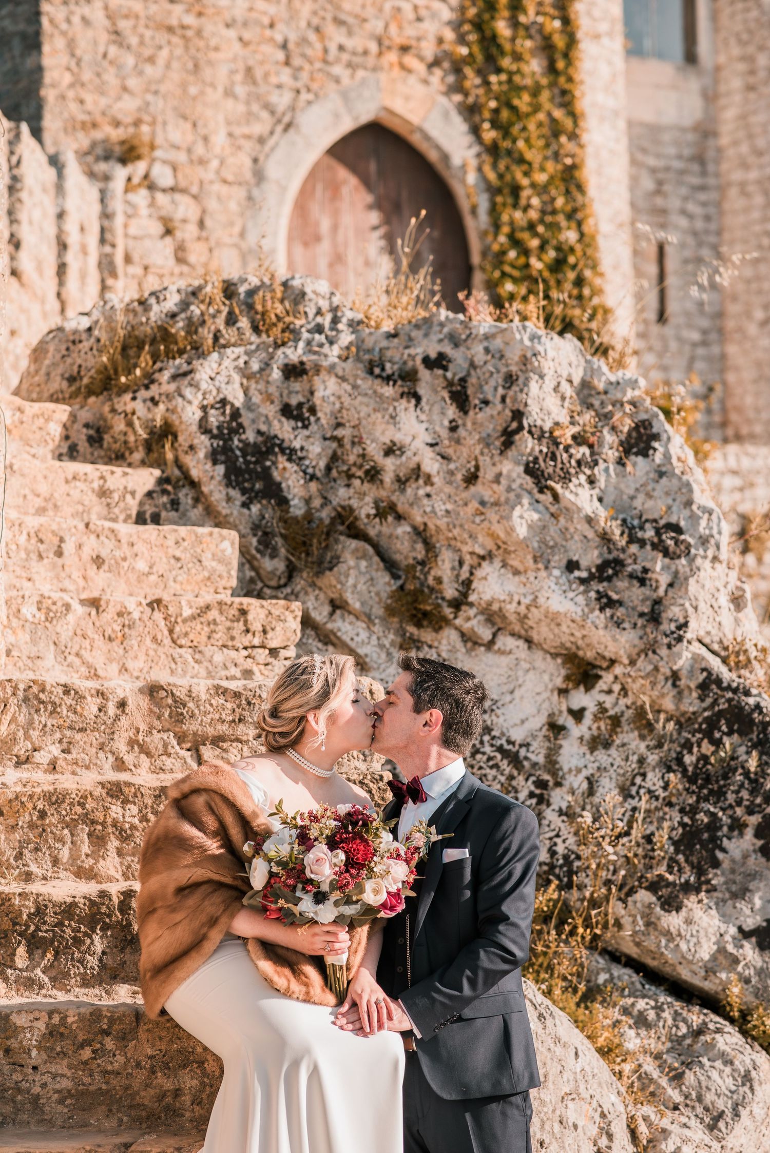 Natural and emotional wedding photography in Óbidos with soft light and historic architecture.