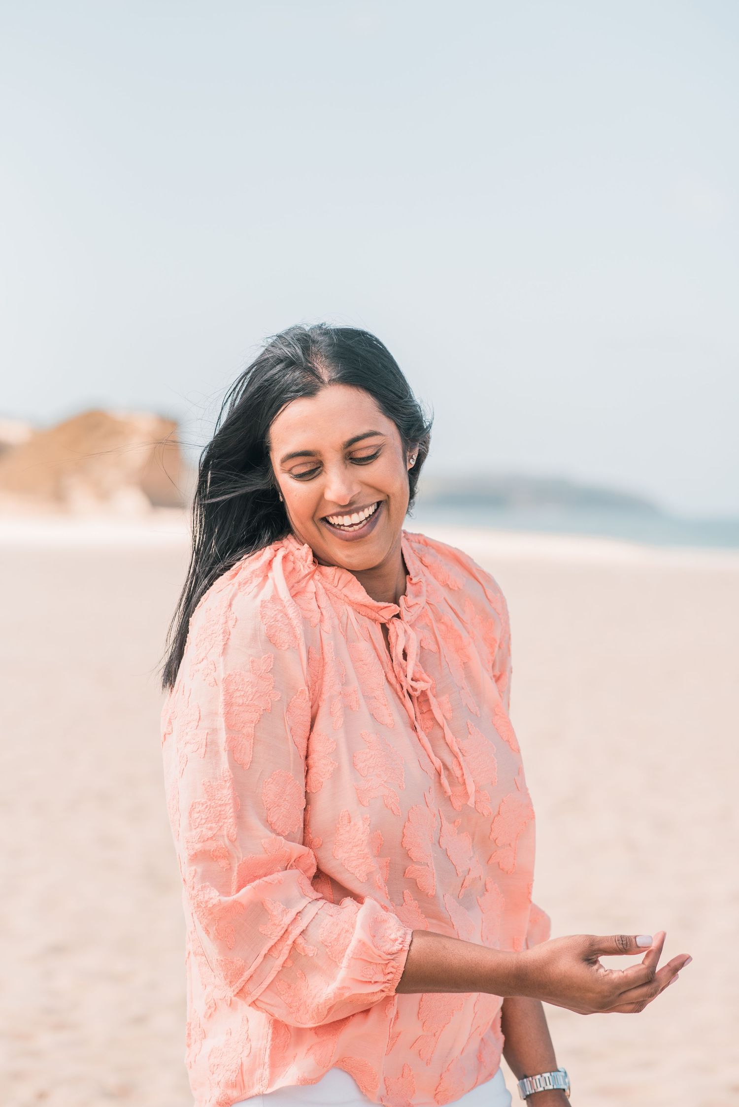 Natural and joyful family moments captured on a Portuguese beach.
