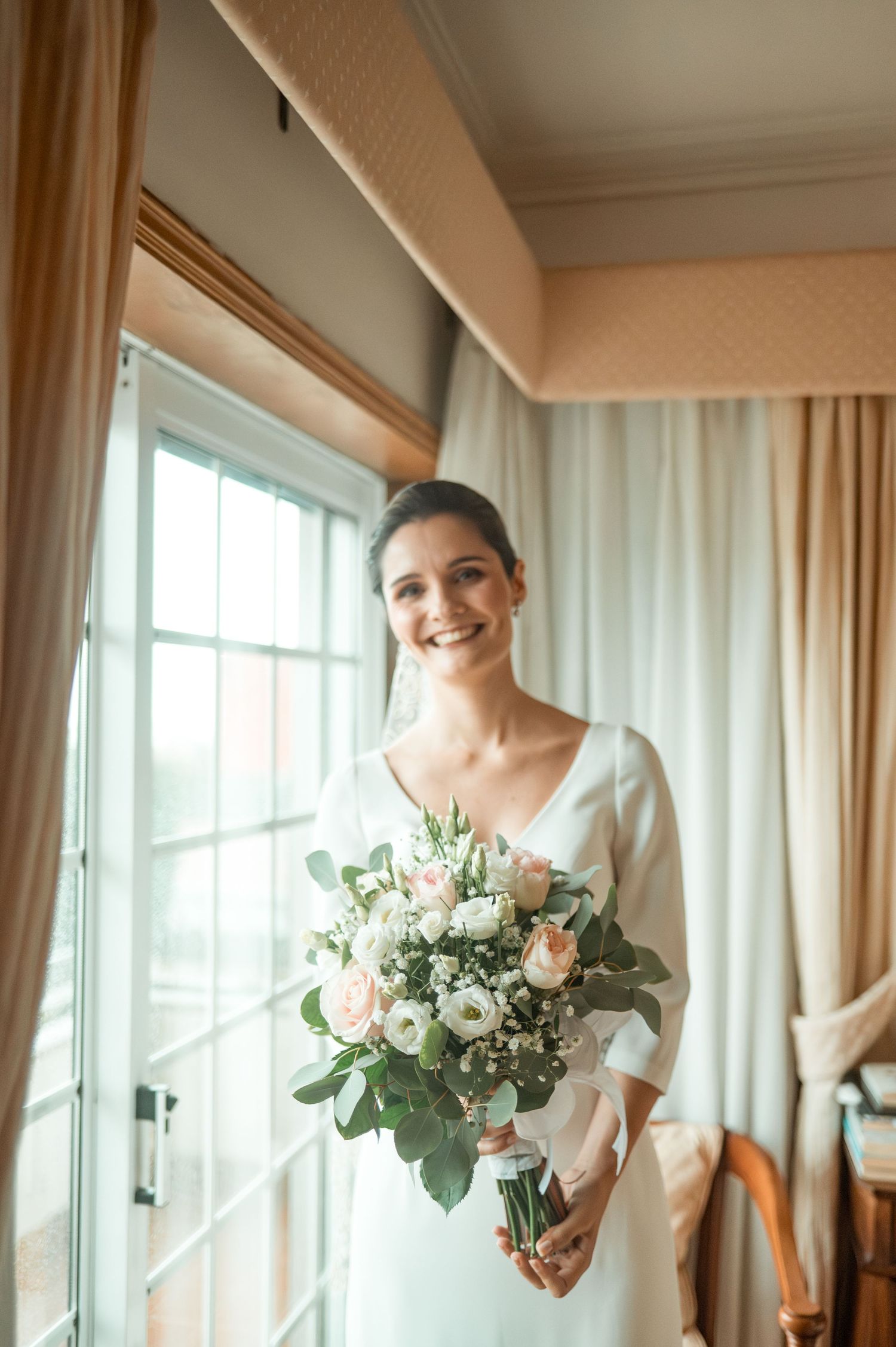 Wedding photography in Porto during December with seasonal decorations.