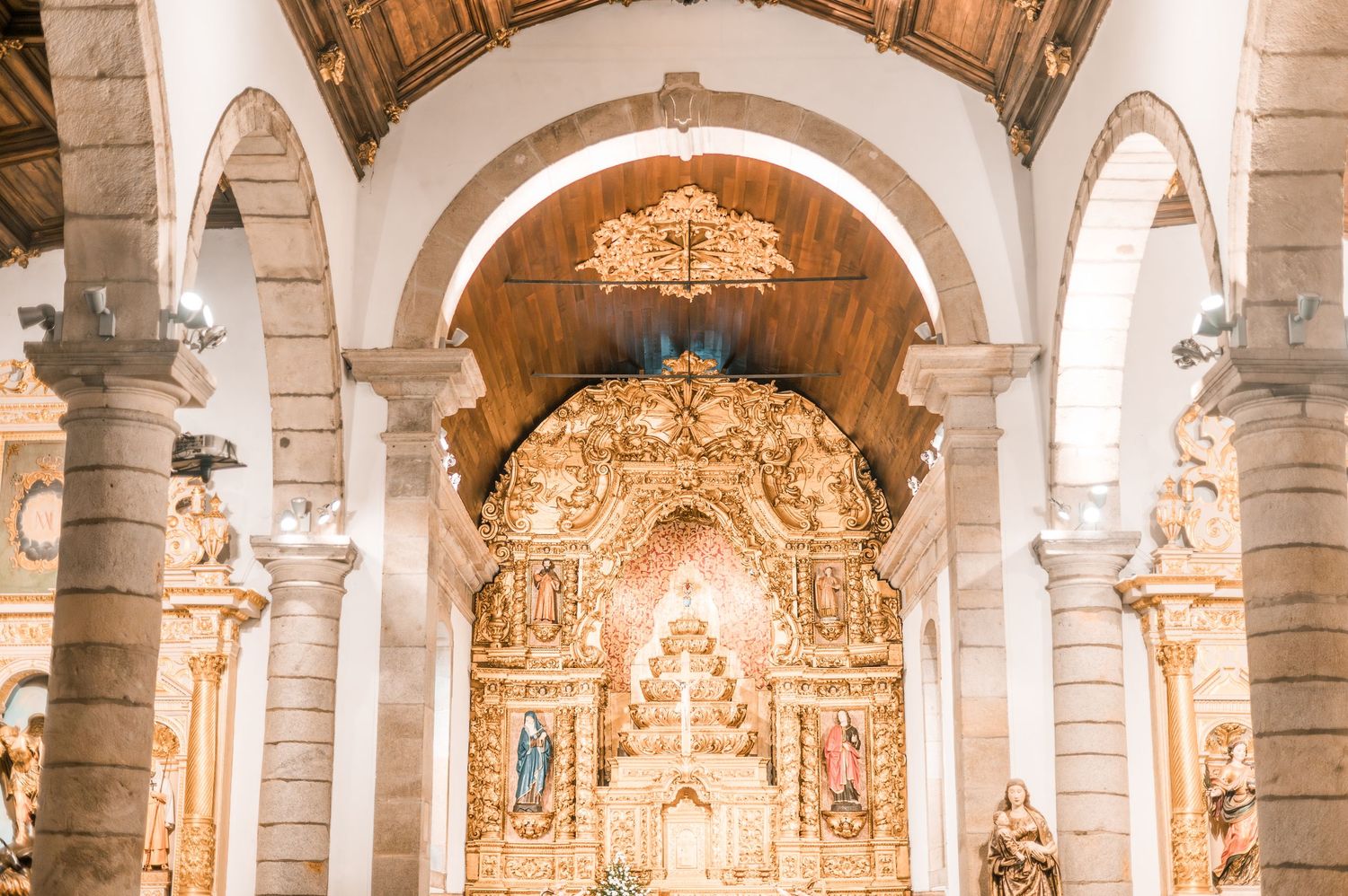 Emotional winter wedding celebration in Porto with cozy and festive atmosphere.