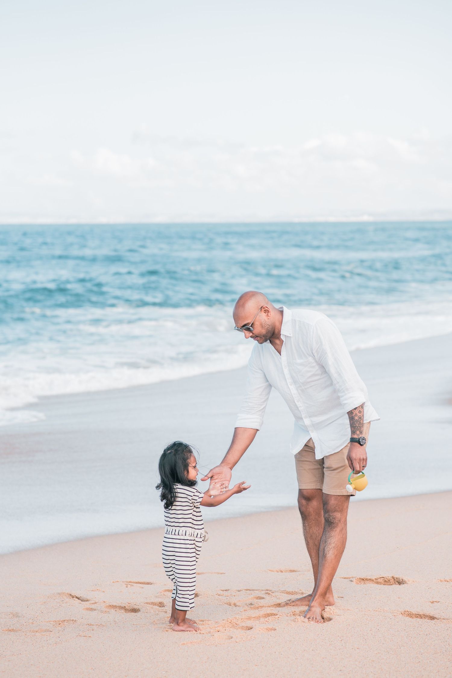 Natural and joyful family moments captured on a Portuguese beach.