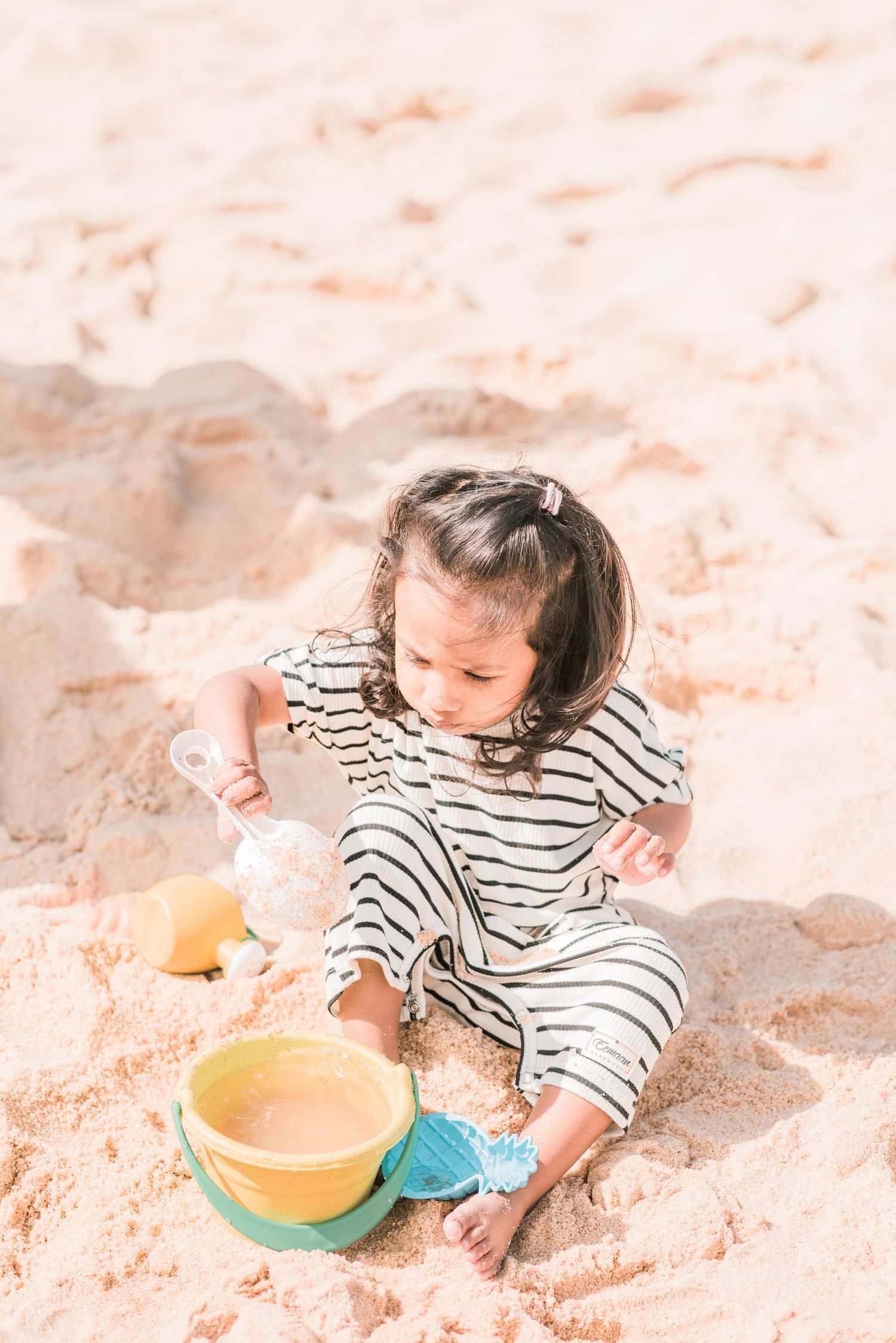 Natural and joyful family moments captured on a Portuguese beach.