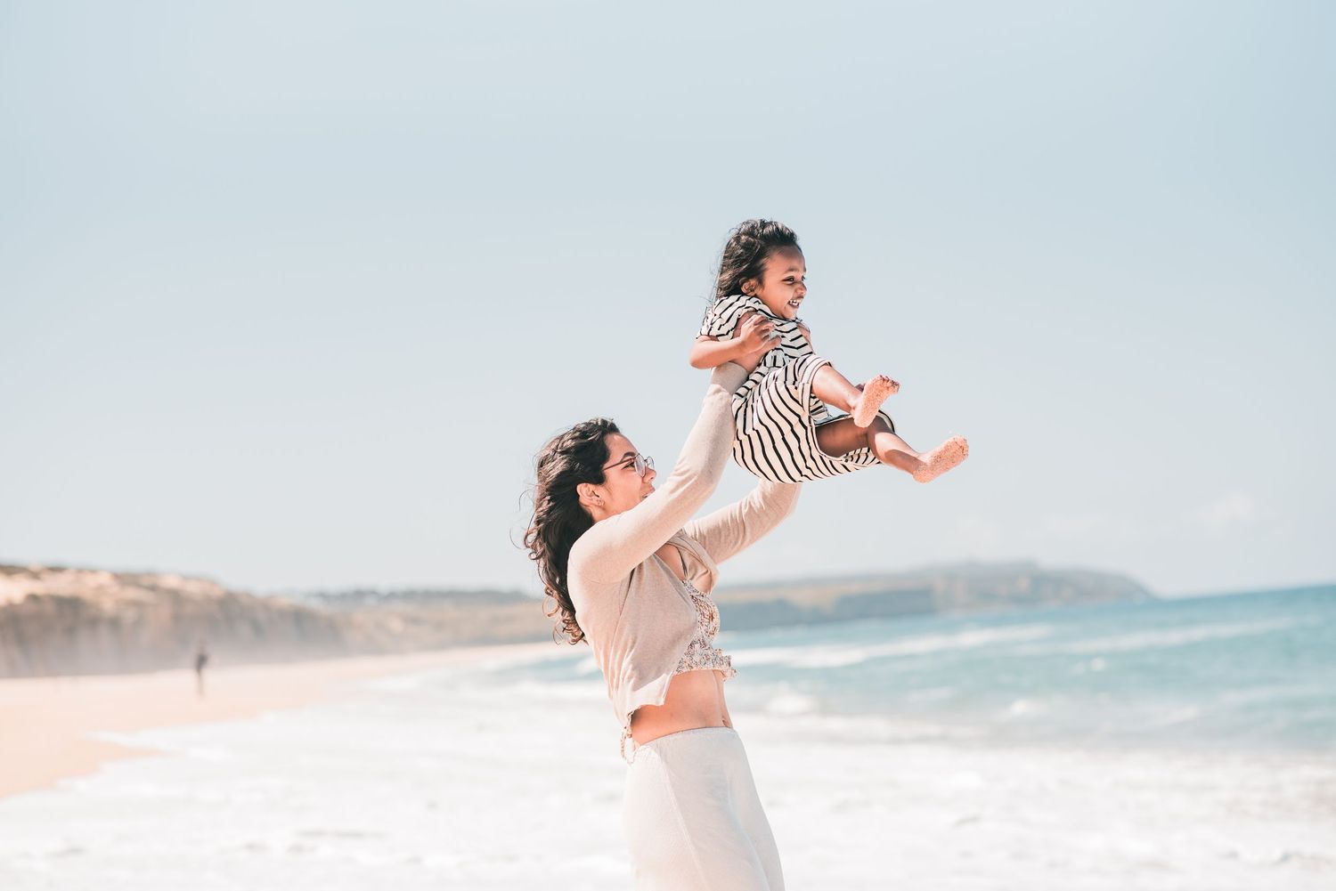 Natural and joyful family moments captured on a Portuguese beach.