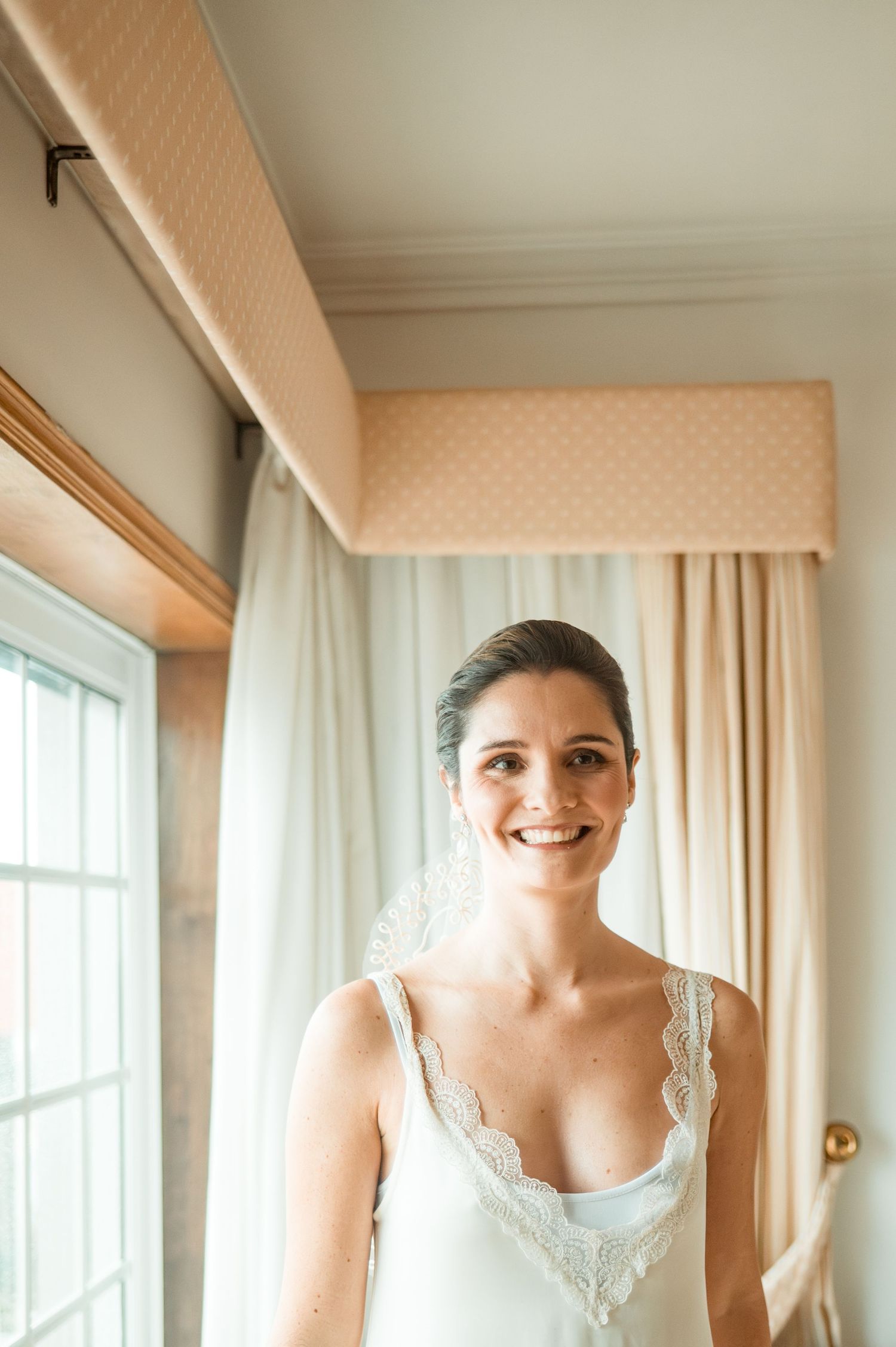 Wedding photography in Porto during December with seasonal decorations.