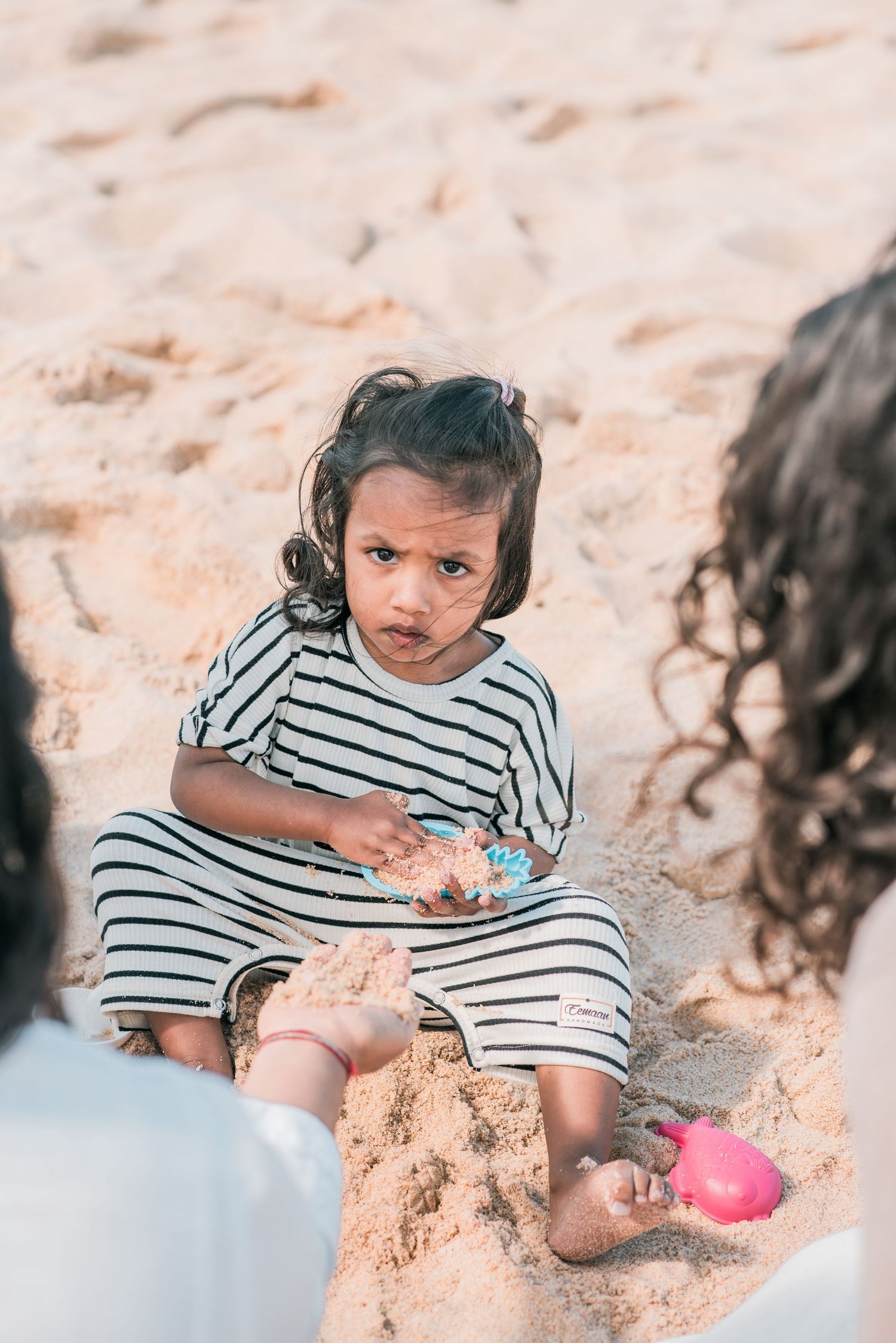 Natural and joyful family moments captured on a Portuguese beach.