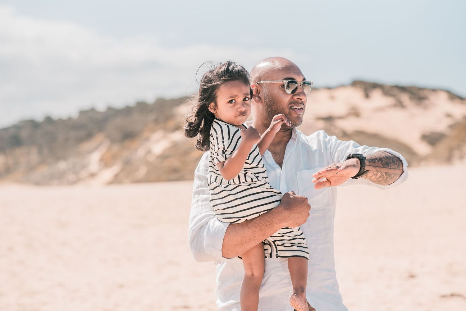 Natural and joyful family moments captured on a Portuguese beach.