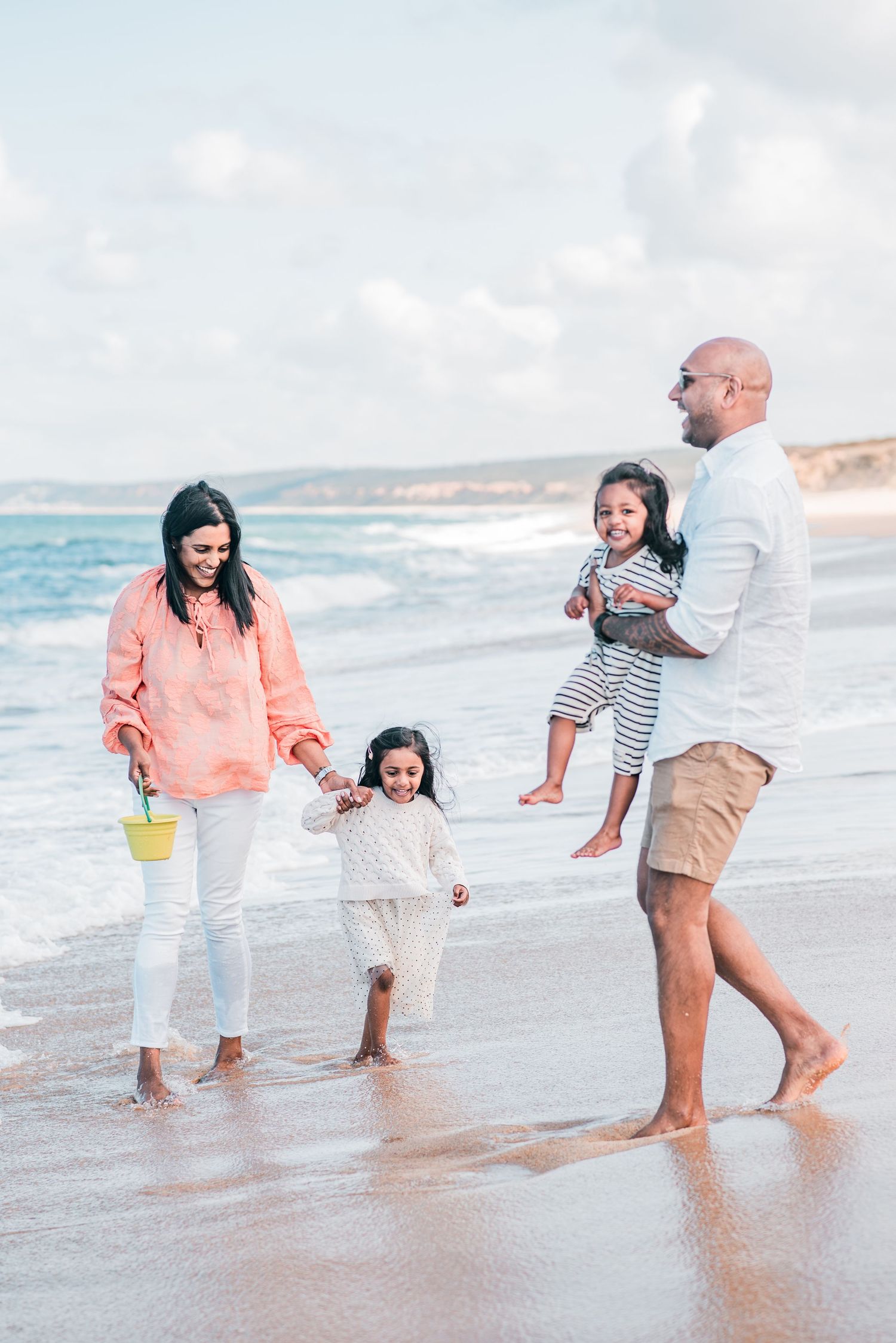Natural and joyful family moments captured on a Portuguese beach.