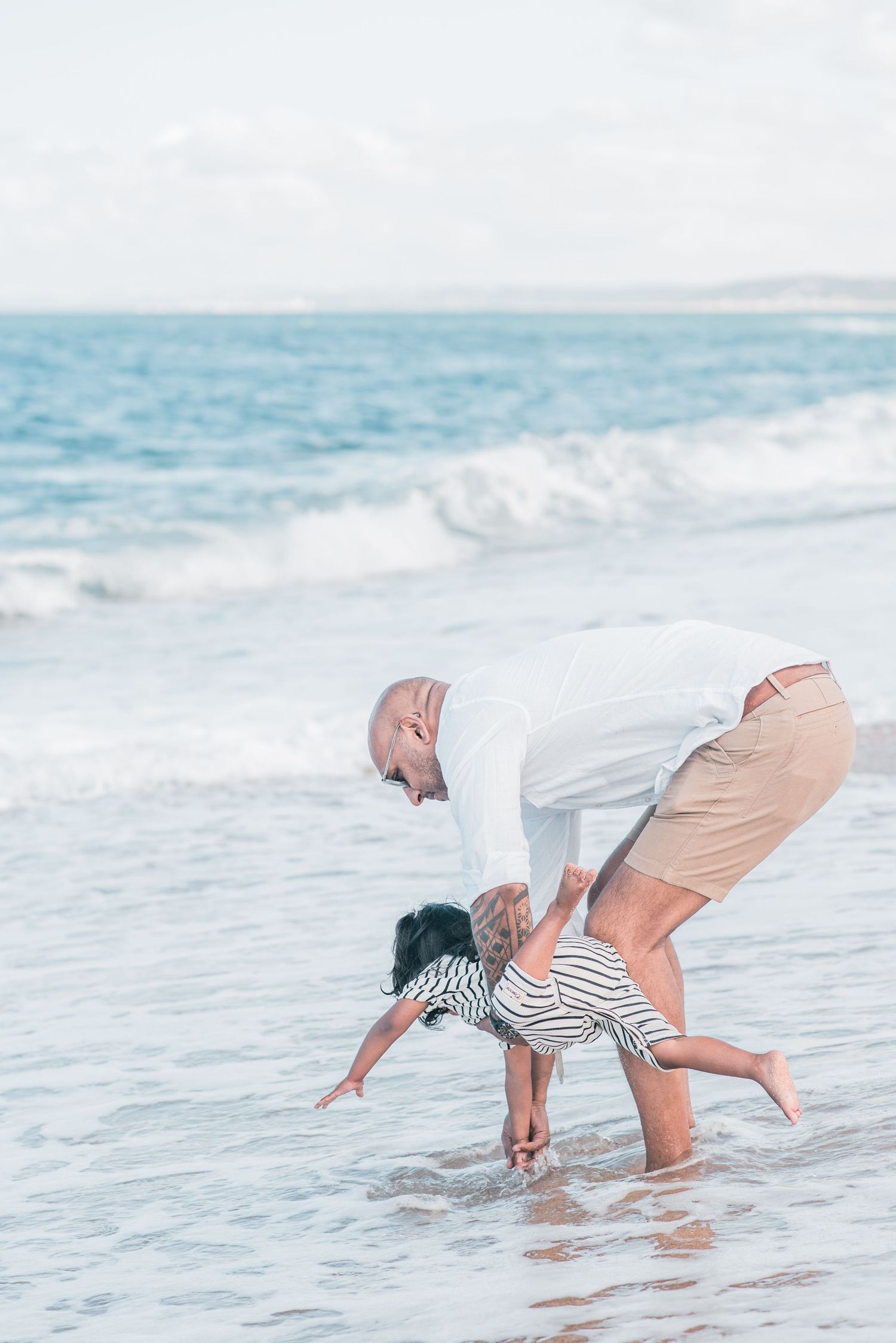 Natural and joyful family moments captured on a Portuguese beach.