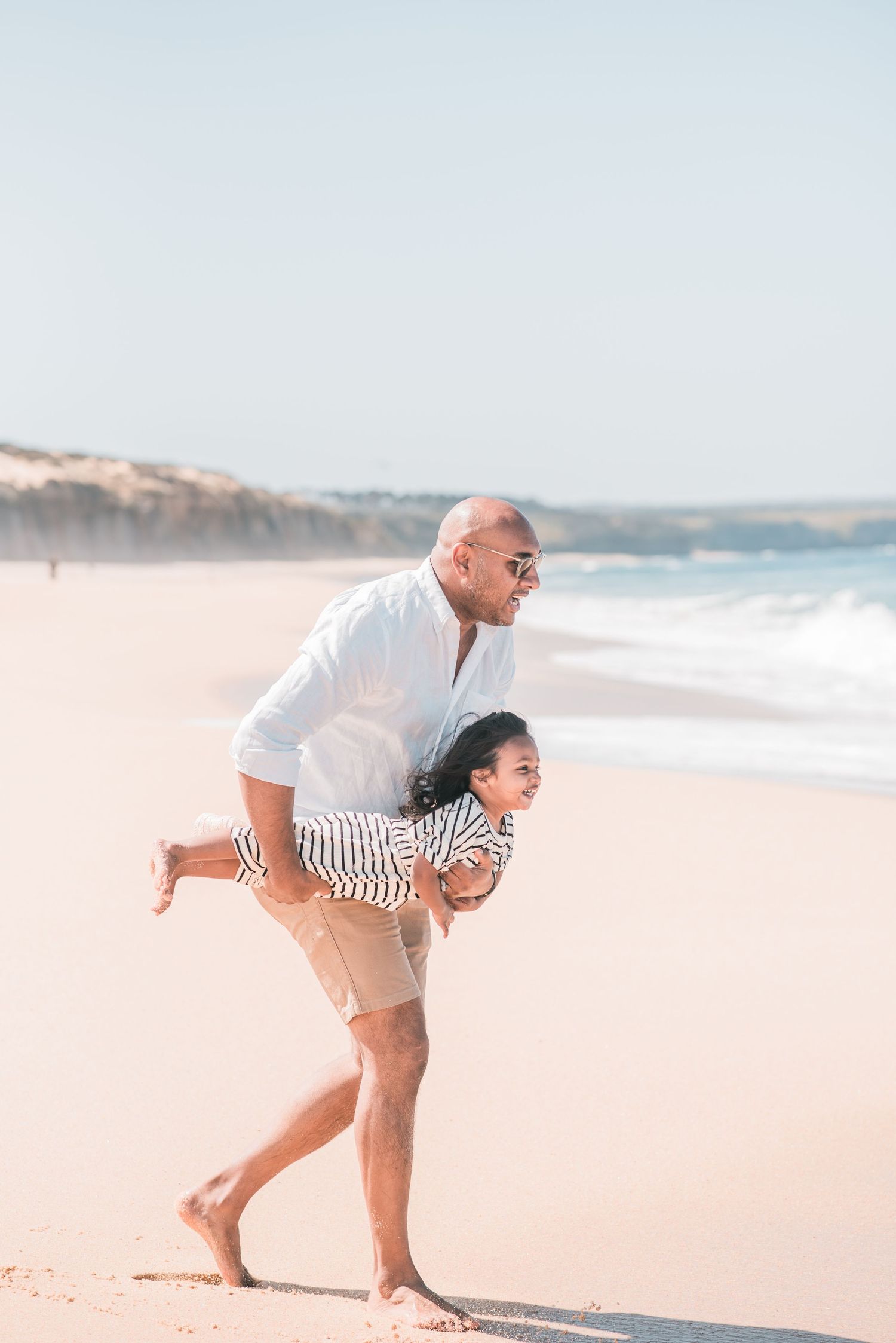Natural and joyful family moments captured on a Portuguese beach.