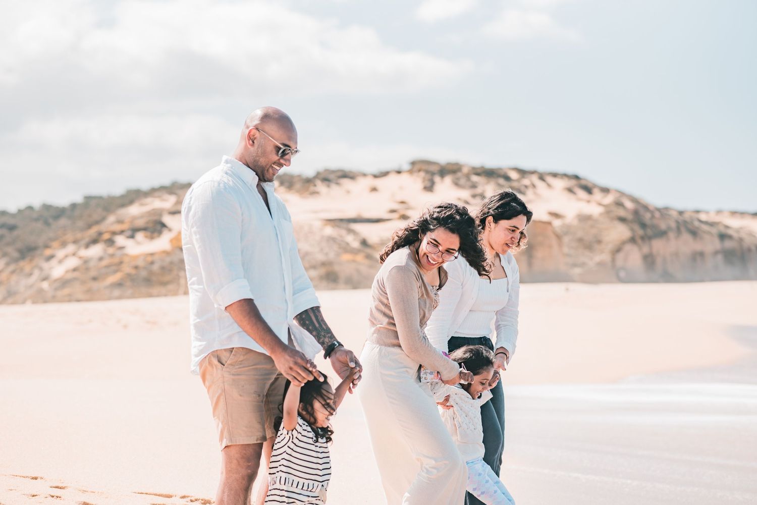 Natural and joyful family moments captured on a Portuguese beach.