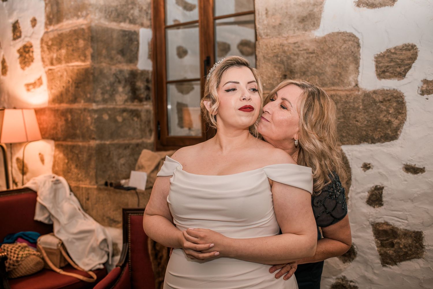 Emotional moment between bride and mother while getting ready at Pousada Castelo de Óbidos.