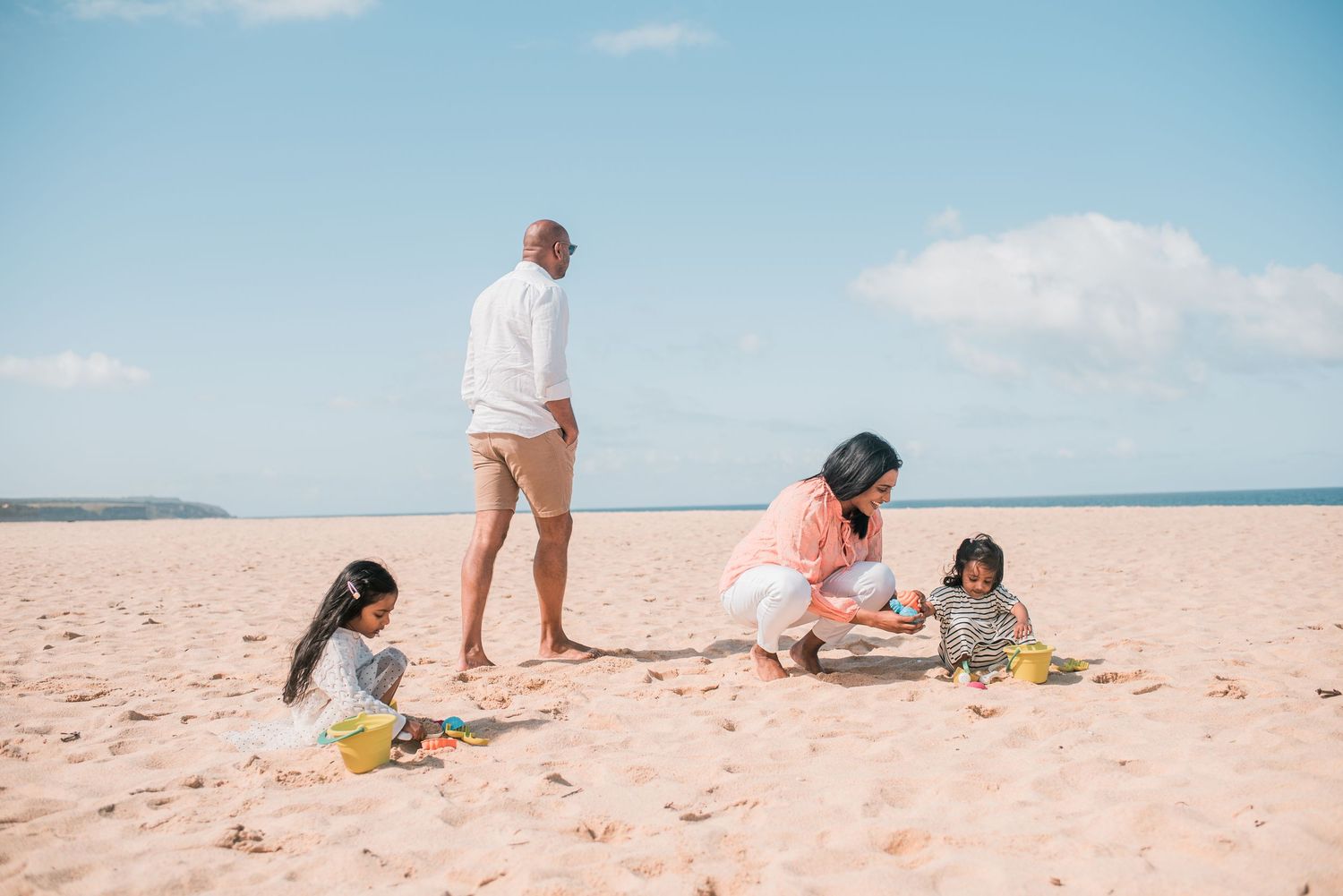 Natural and joyful family moments captured on a Portuguese beach.