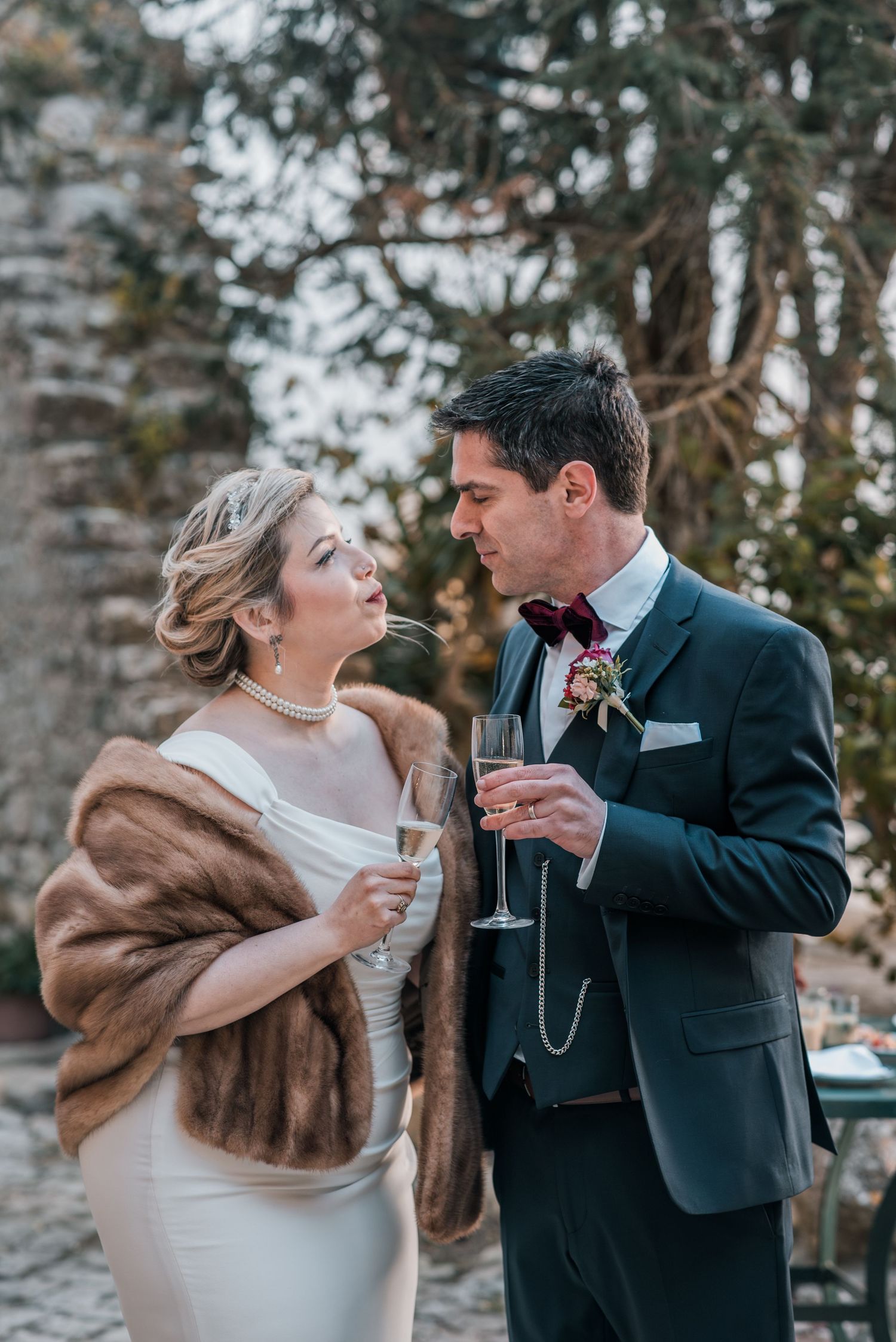 Natural and emotional wedding photography in Óbidos with soft light and historic architecture.
