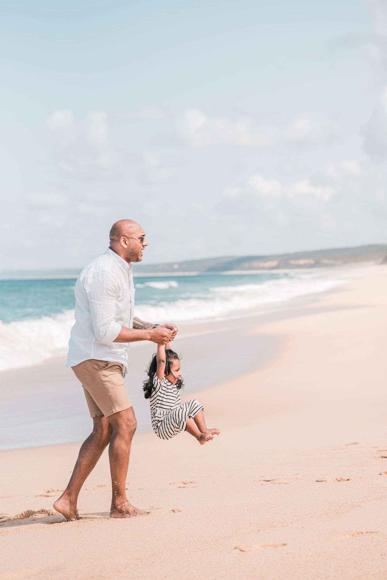 Natural and joyful family moments captured on a Portuguese beach.
