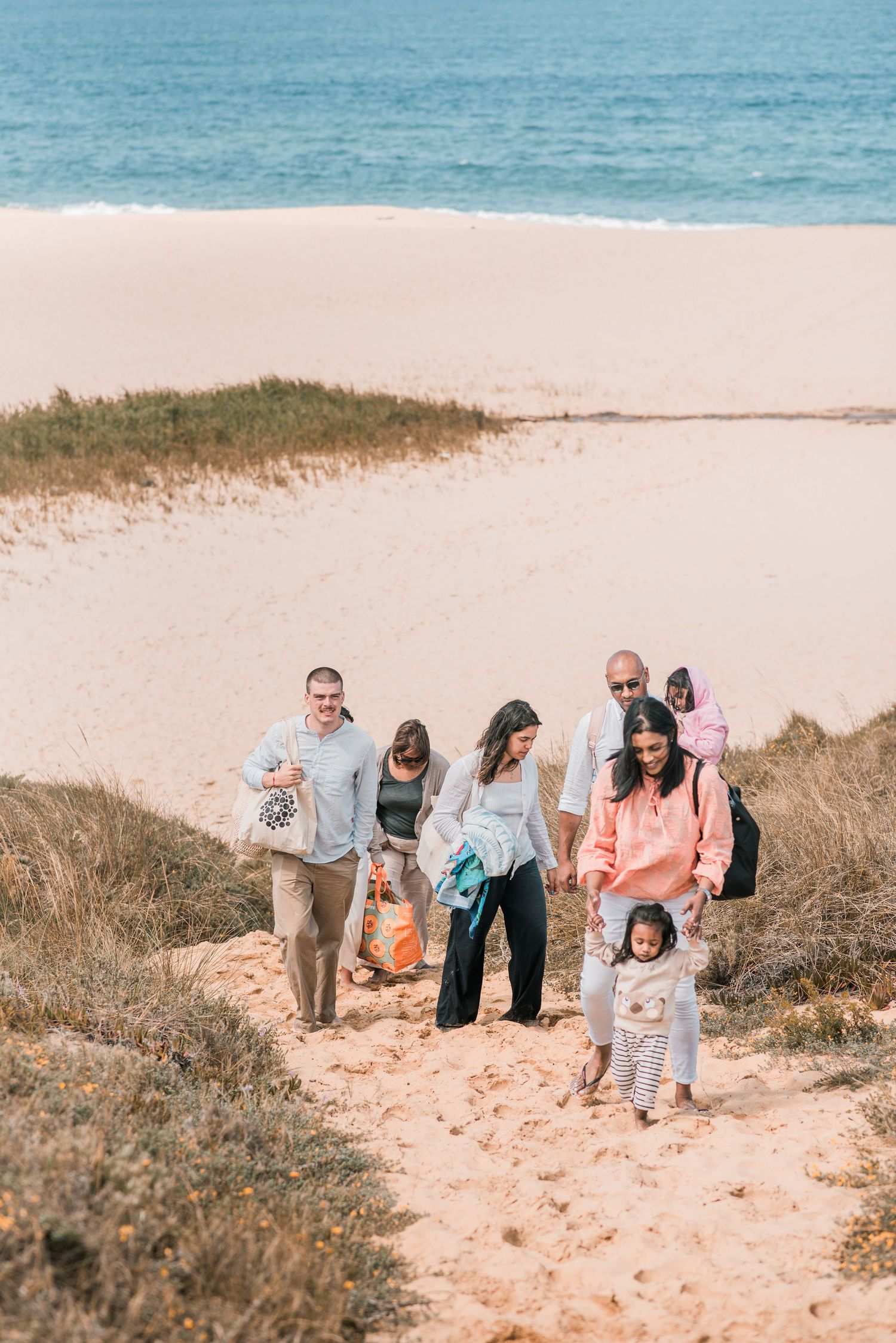 Natural and joyful family moments captured on a Portuguese beach.